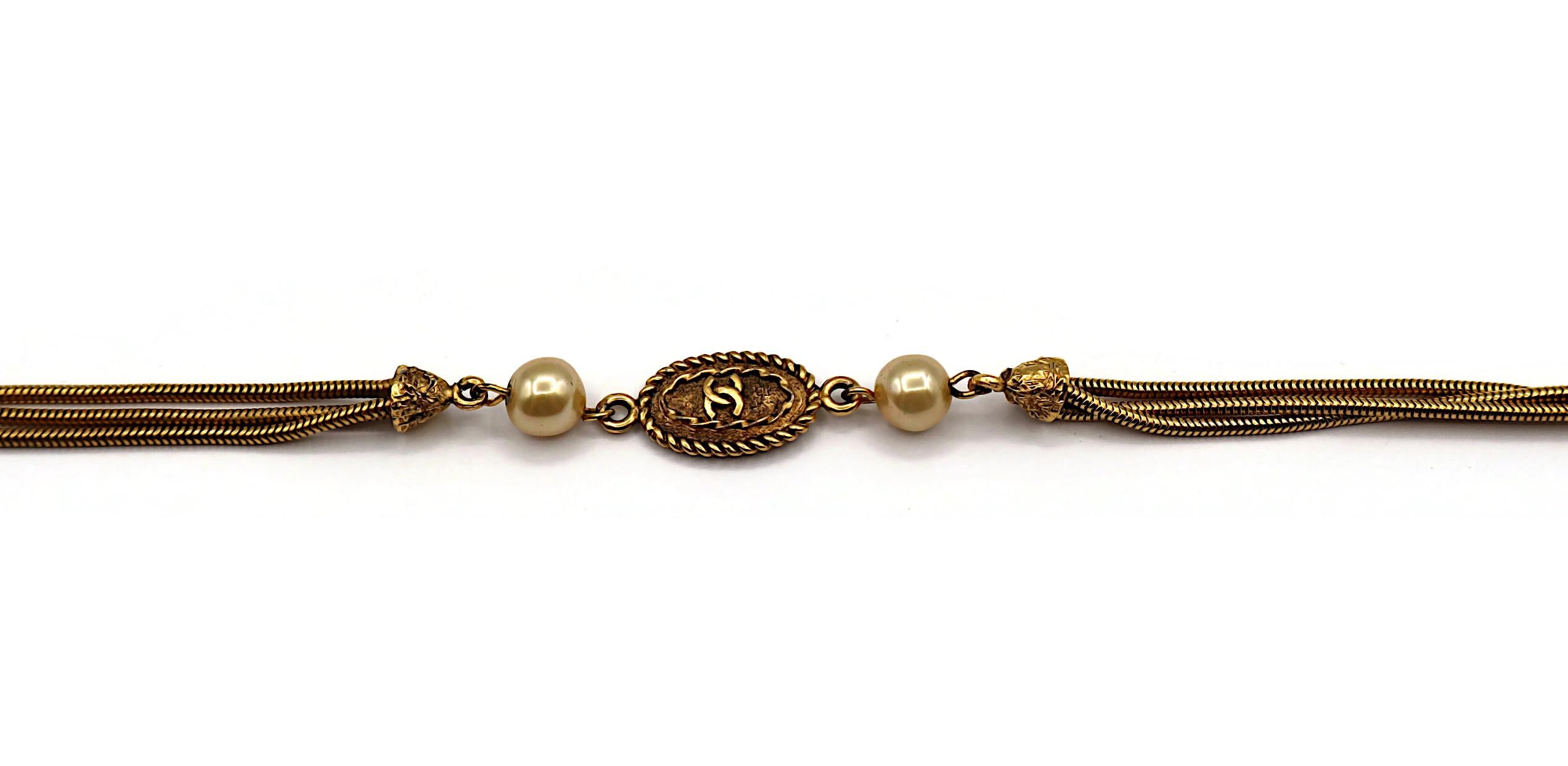 Chanel (Attribuito a) Collana vintage con medaglione e perle finte in tonalità oro in vendita 7
