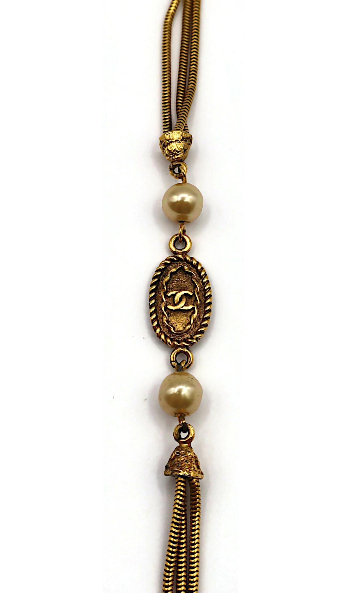 Chanel (Attribuito a) Collana vintage con medaglione e perle finte in tonalità oro in vendita 8