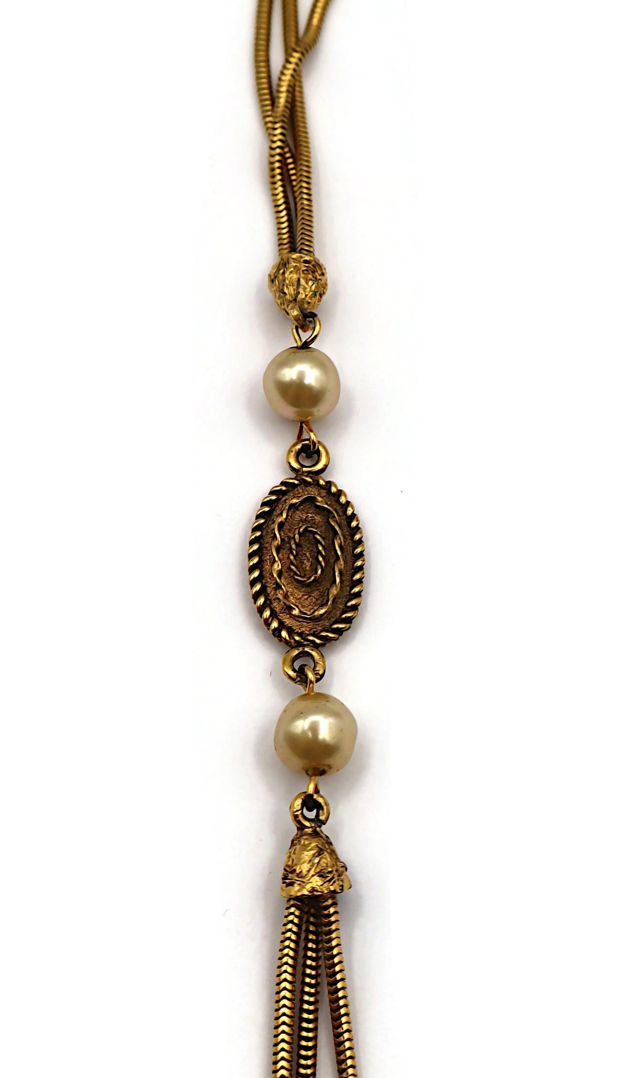 Chanel (Attribuito a) Collana vintage con medaglione e perle finte in tonalità oro in vendita 9