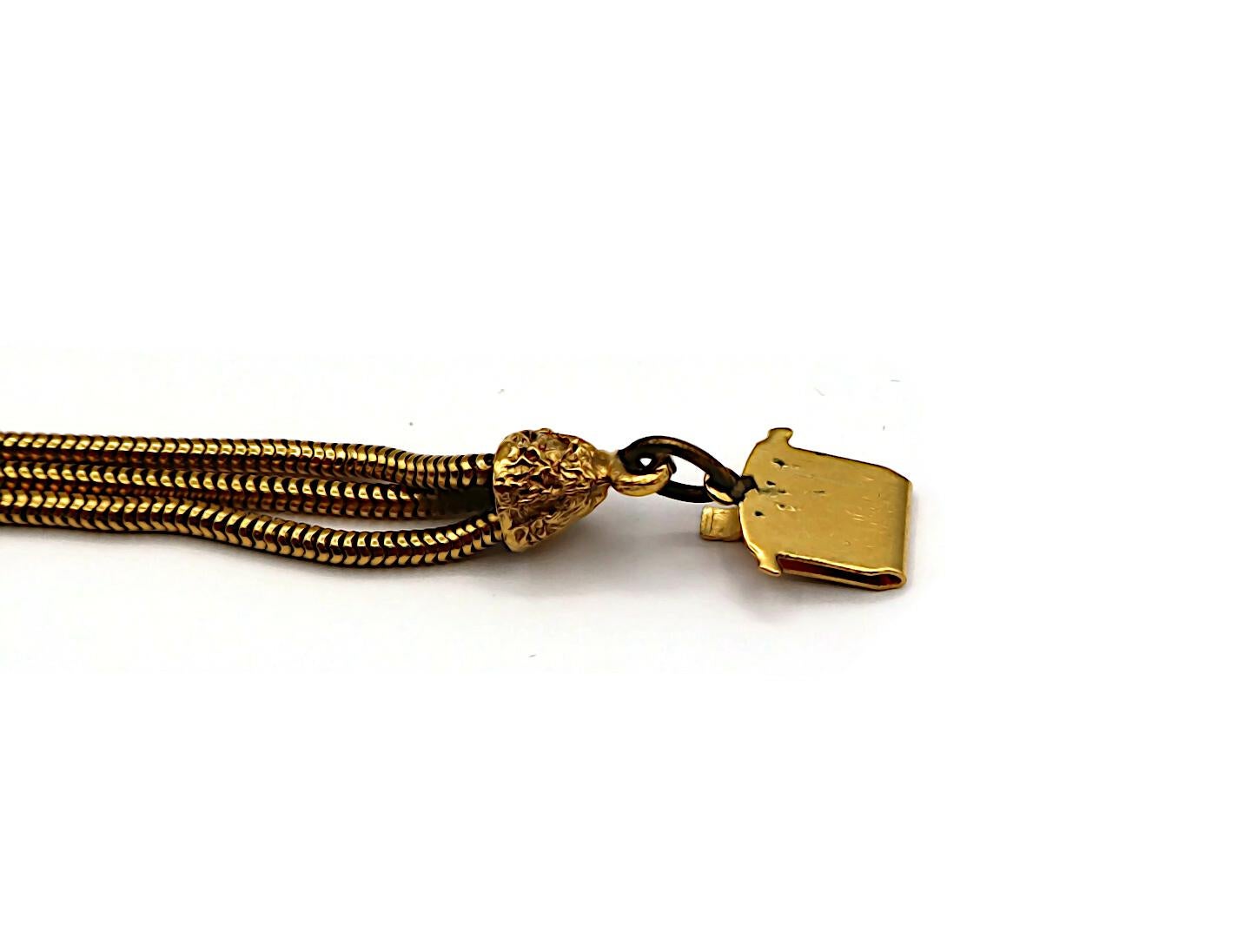 Chanel (Attribuito a) Collana vintage con medaglione e perle finte in tonalità oro in vendita 11