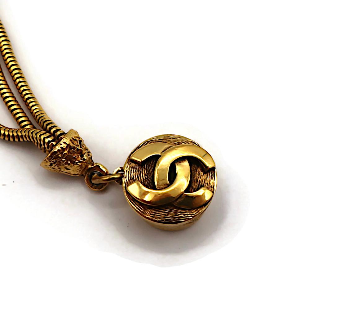 Chanel (Attribuito a) Collana vintage con medaglione e perle finte in tonalità oro in vendita 12