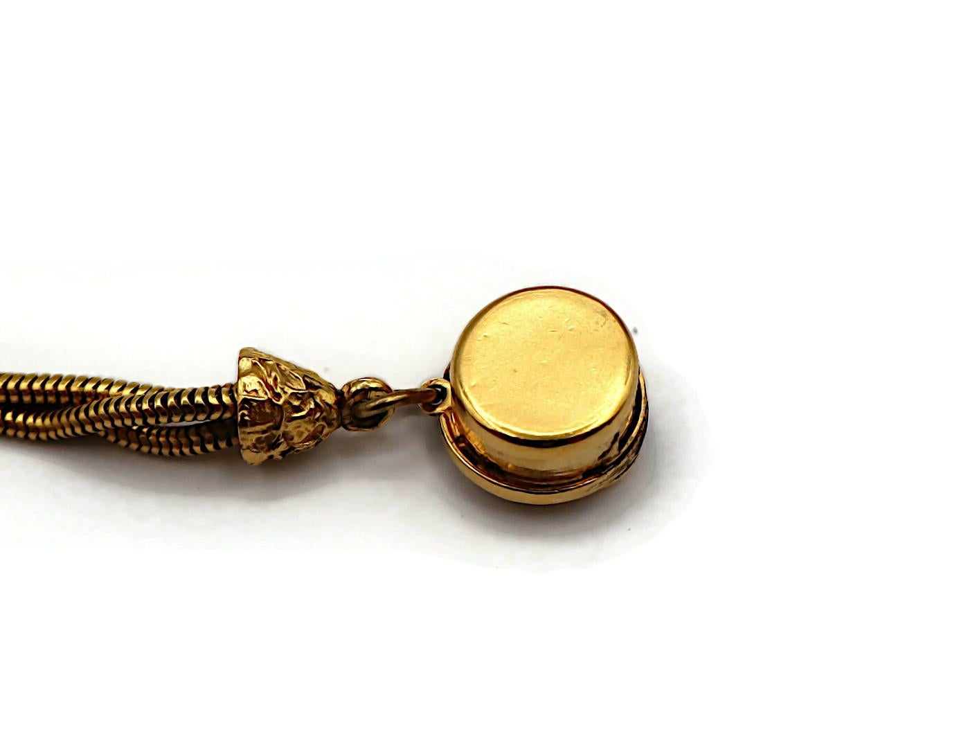 Chanel (Attribuito a) Collana vintage con medaglione e perle finte in tonalità oro in vendita 15