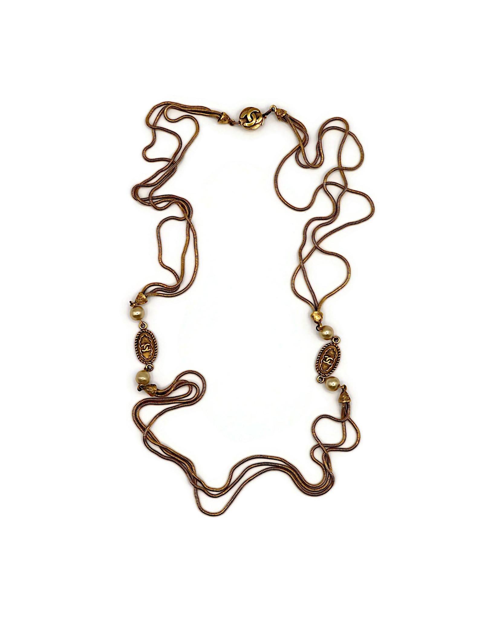 Chanel (Attribuito a) Collana vintage con medaglione e perle finte in tonalità oro In condizioni buone in vendita a Nice, FR
