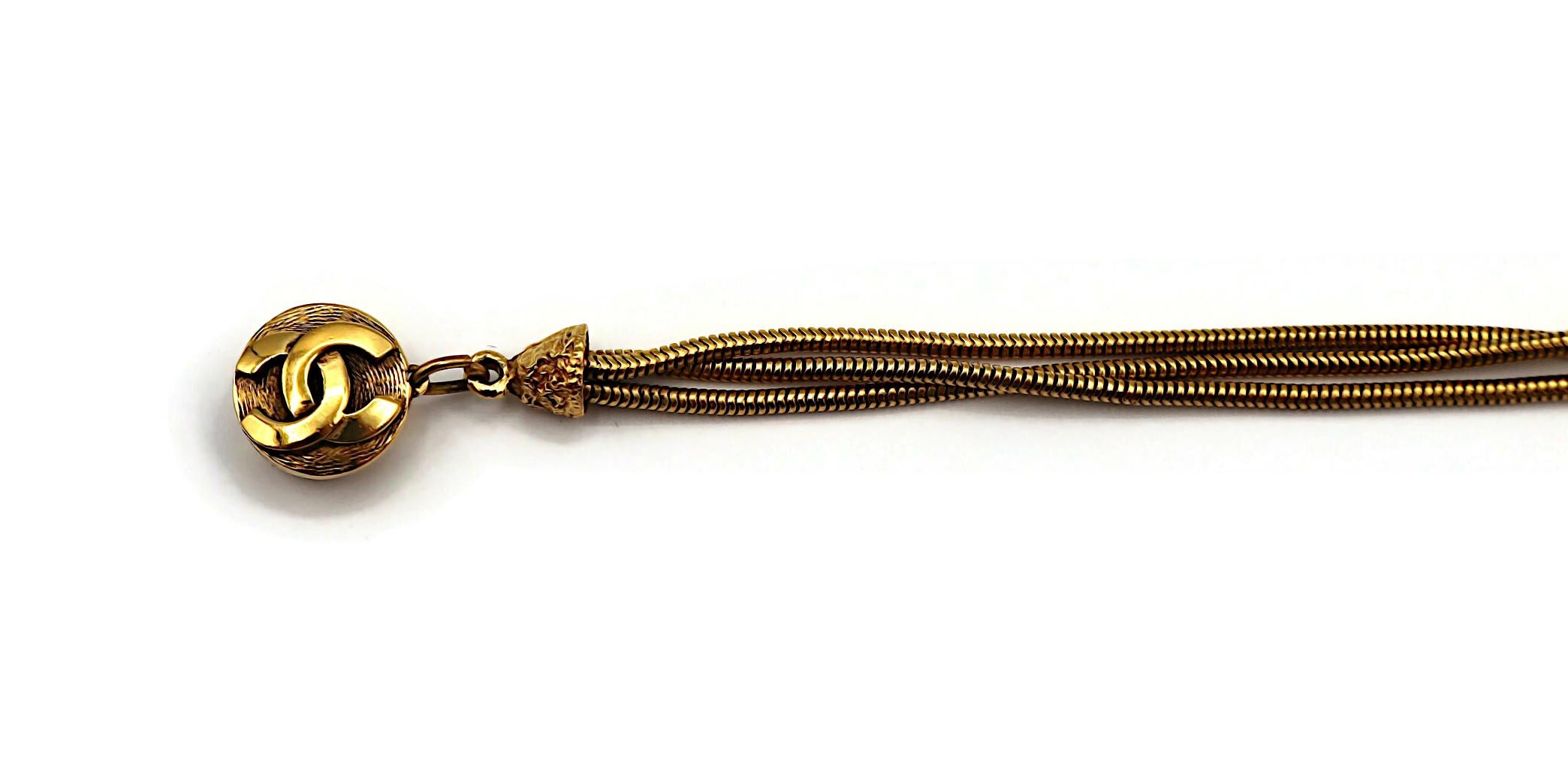 Donna Chanel (Attribuito a) Collana vintage con medaglione e perle finte in tonalità oro in vendita