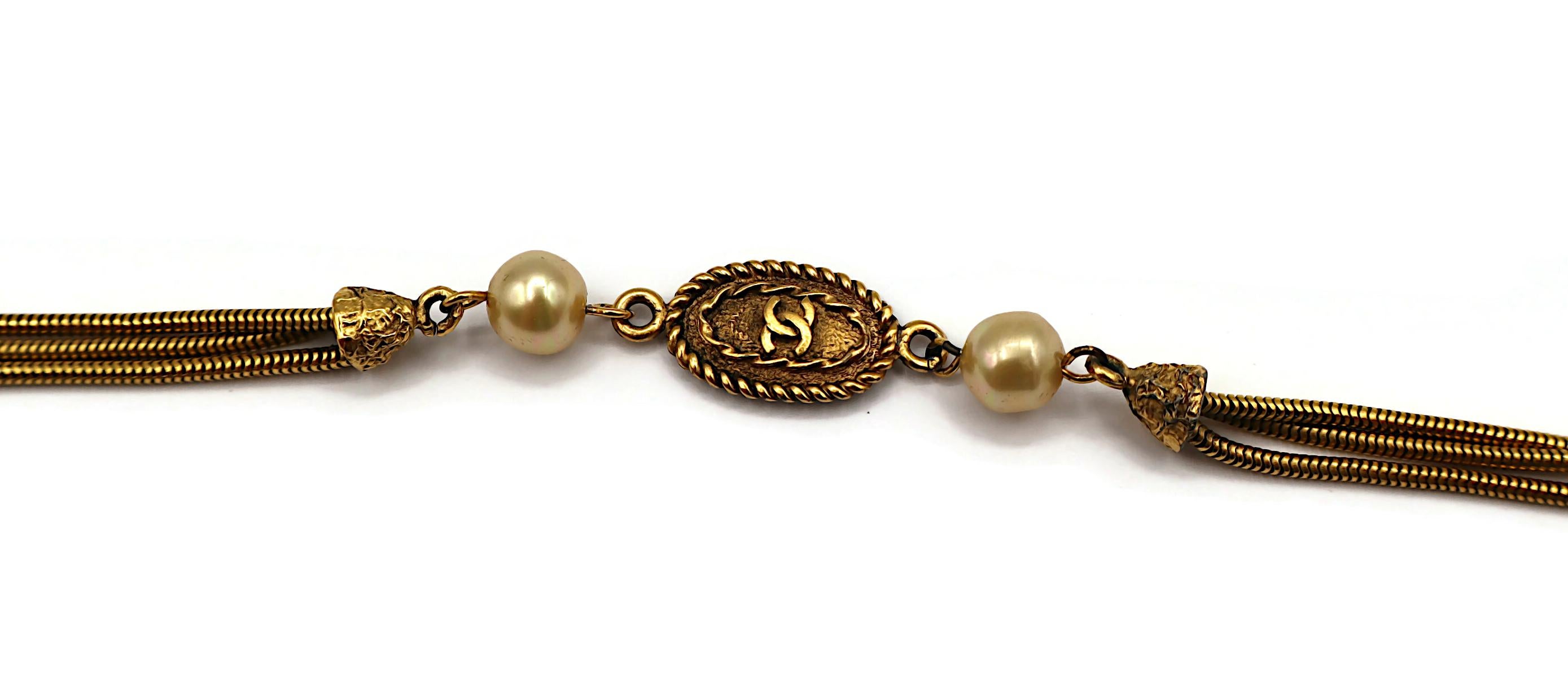 Chanel (Attribuito a) Collana vintage con medaglione e perle finte in tonalità oro in vendita 2