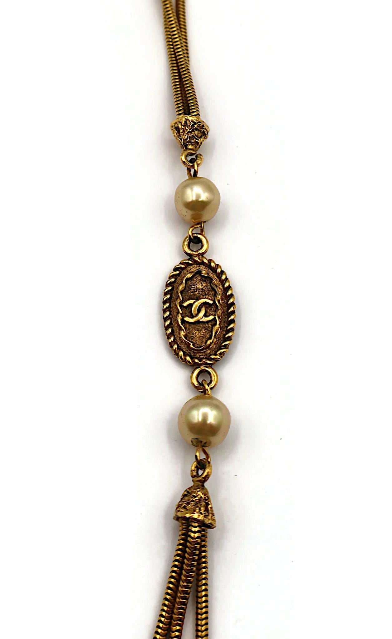 Chanel (Attribuito a) Collana vintage con medaglione e perle finte in tonalità oro in vendita 3
