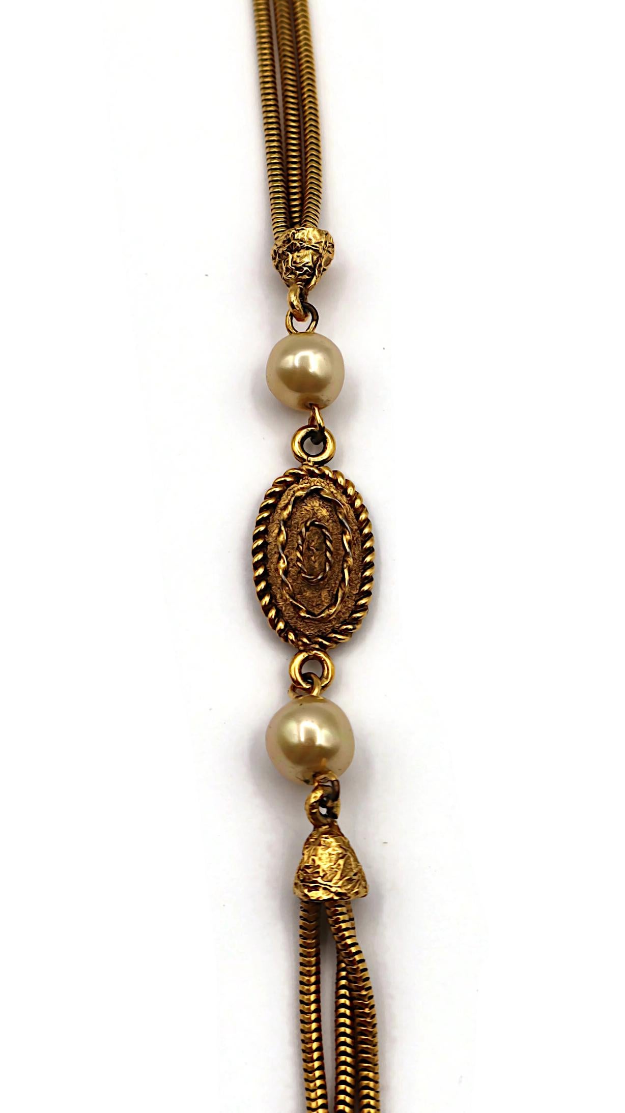 Chanel (Attribuito a) Collana vintage con medaglione e perle finte in tonalità oro in vendita 4