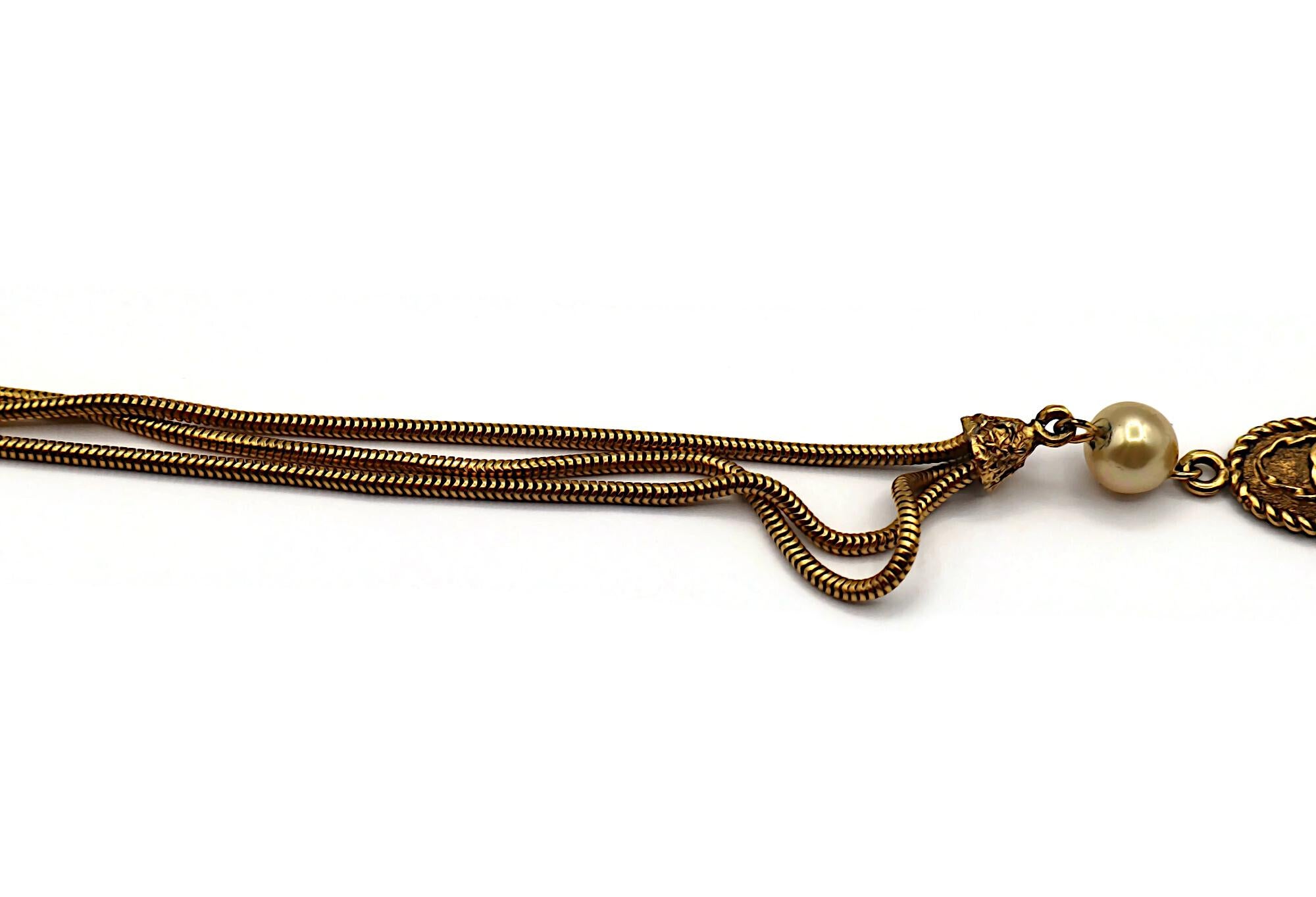Chanel (Attribuito a) Collana vintage con medaglione e perle finte in tonalità oro in vendita 6