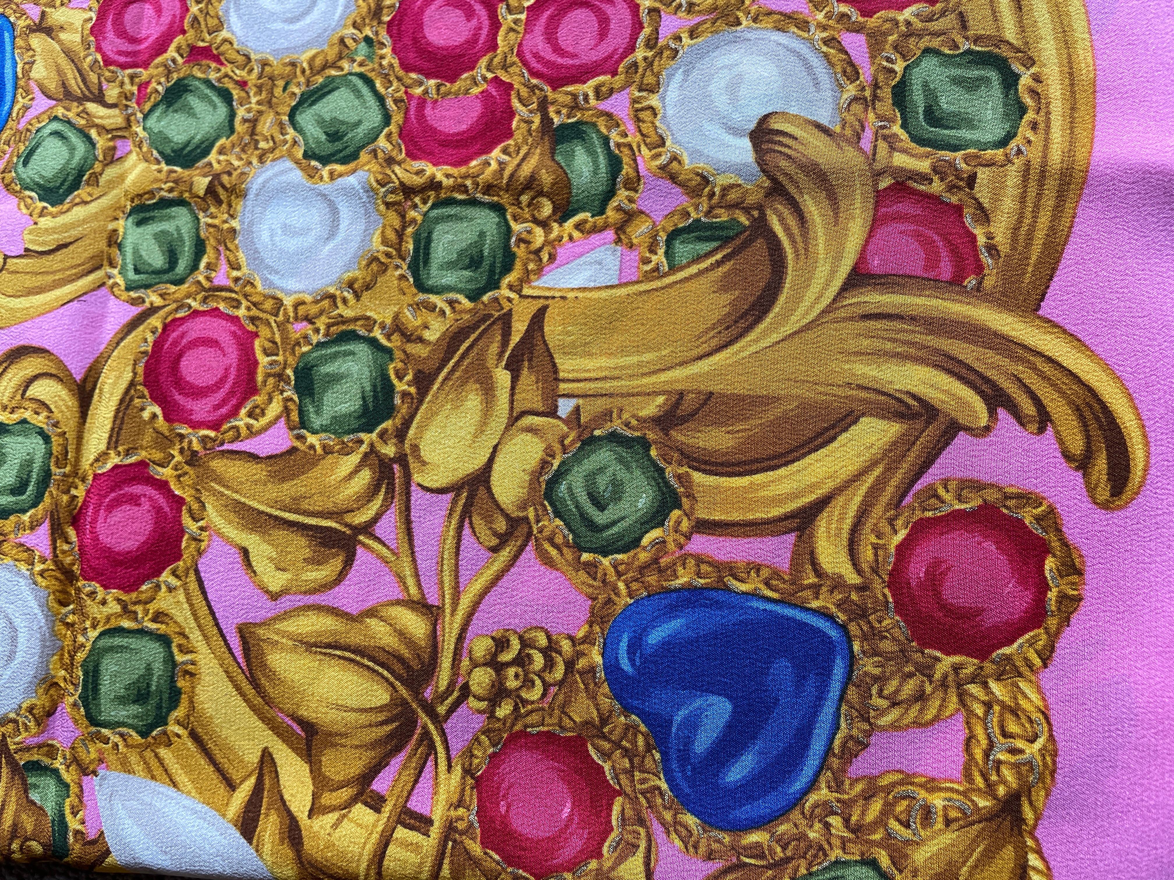 DETAILS

• signed CHANEL

• CC Chanel logo gripoix necklace print

• pink with gold chains, pearl and jewel tone 

• vintage designer runway scarf

  100% silk  

MEASUREMENTS  

• 34” x 34”

VINTAGE CHANEL SCARF

CONDITION

•  excellent vintage