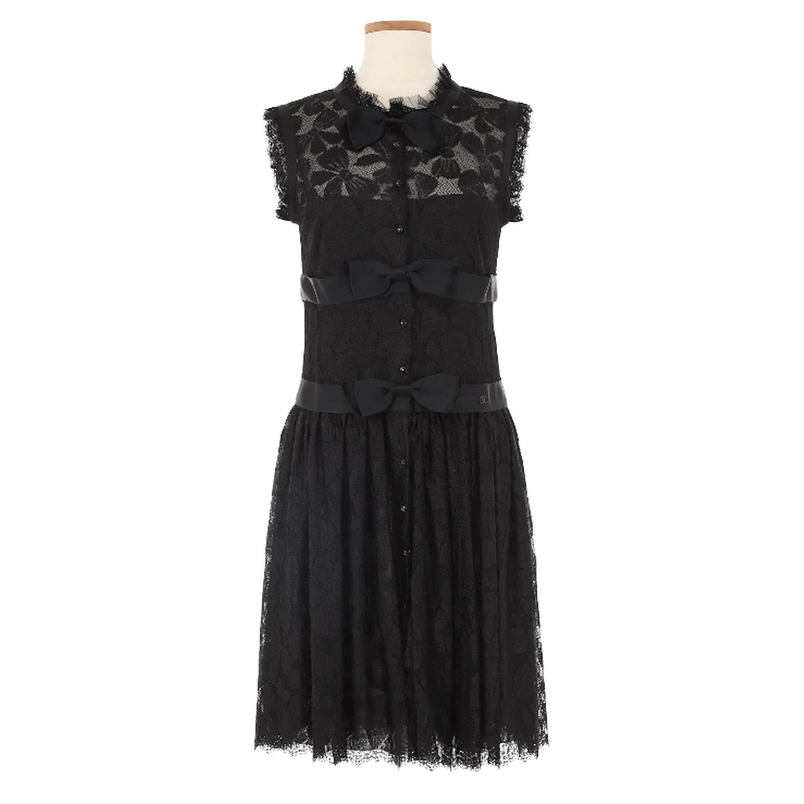 Chanel Herbst '05 Kurzes Kleid aus schwarzer Spitze im Angebot