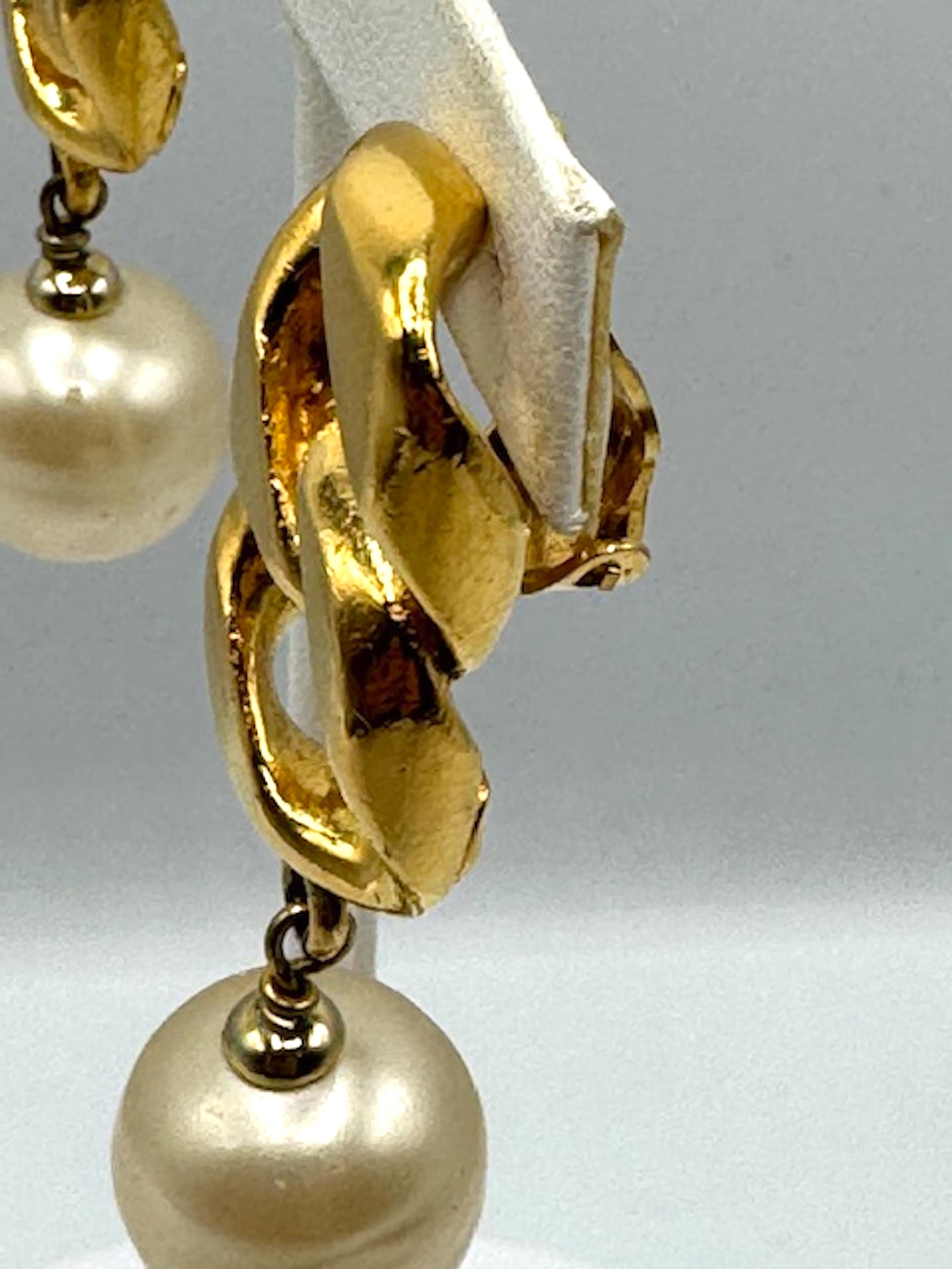 Chanel Otoño 1993 Pendientes colgantes de perla grande y eslabón de freno de oro en venta 6