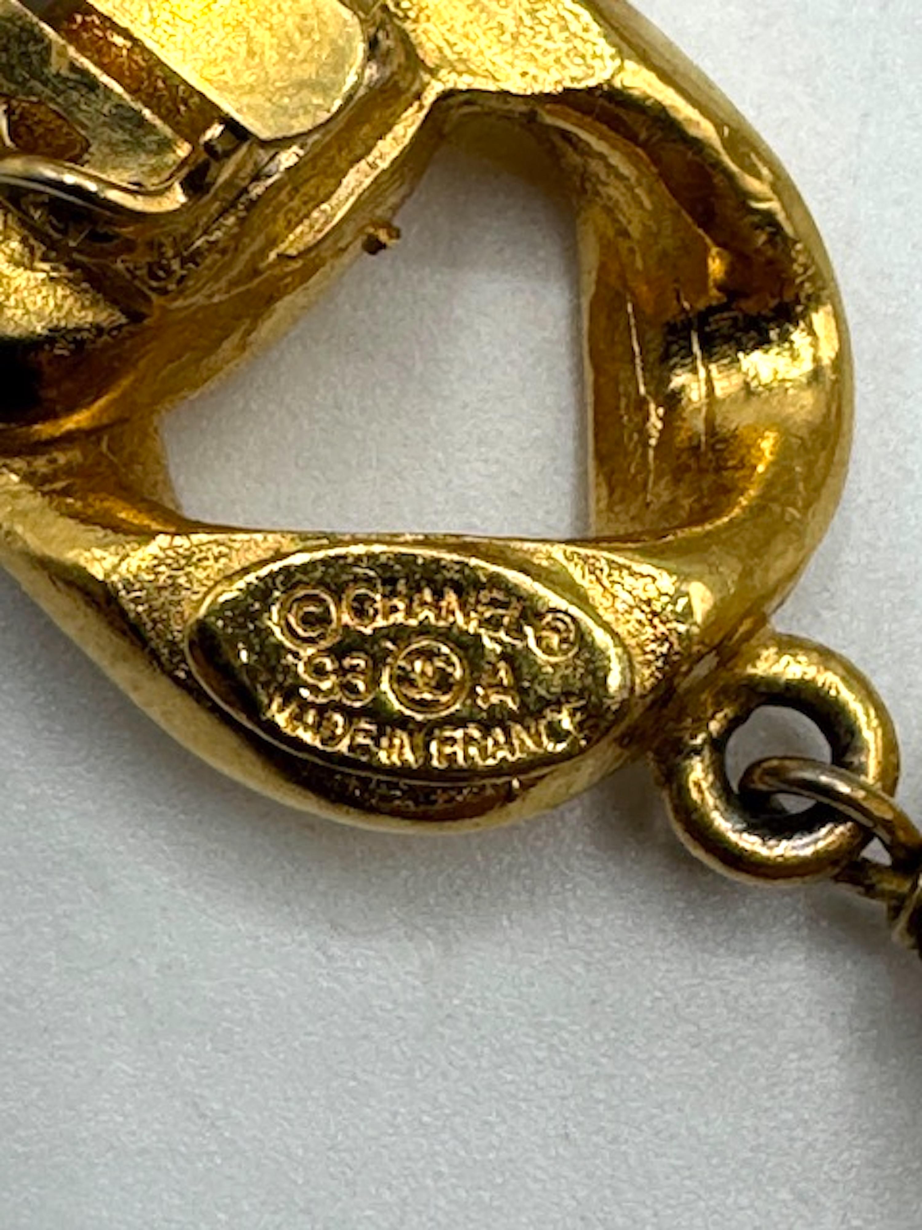Chanel Otoño 1993 Pendientes colgantes de perla grande y eslabón de freno de oro en venta 7