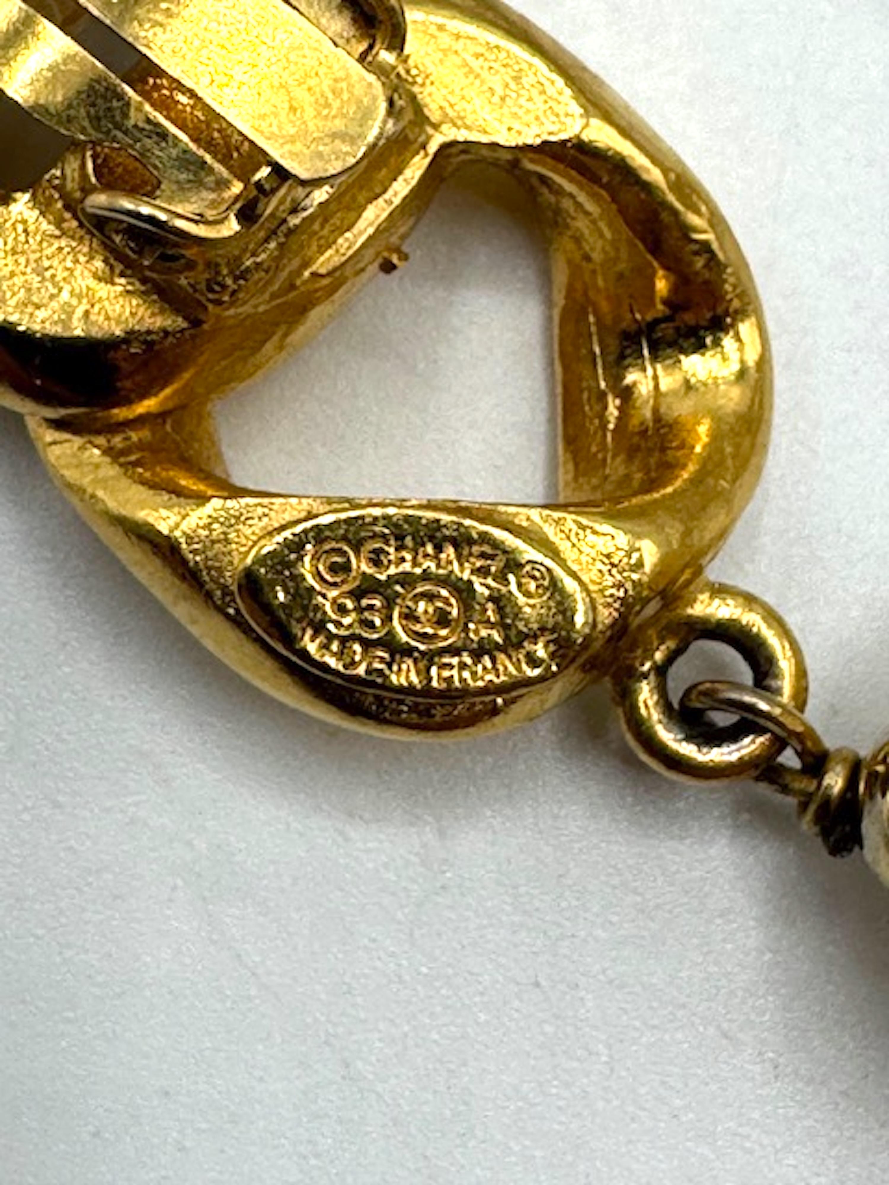 Chanel Otoño 1993 Pendientes colgantes de perla grande y eslabón de freno de oro en venta 8