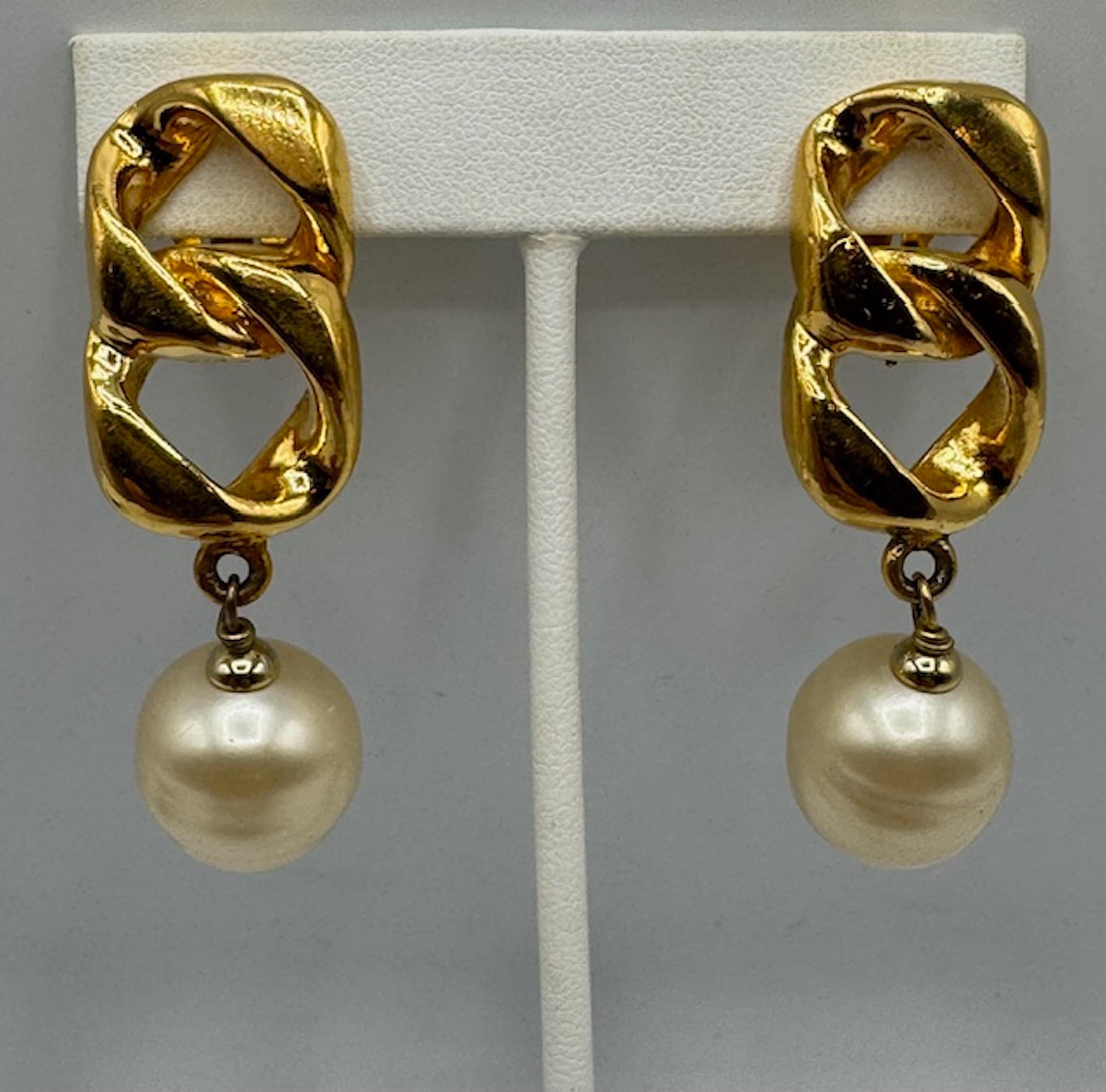 Chanel Otoño 1993 Pendientes colgantes de perla grande y eslabón de freno de oro Corte de bola en venta