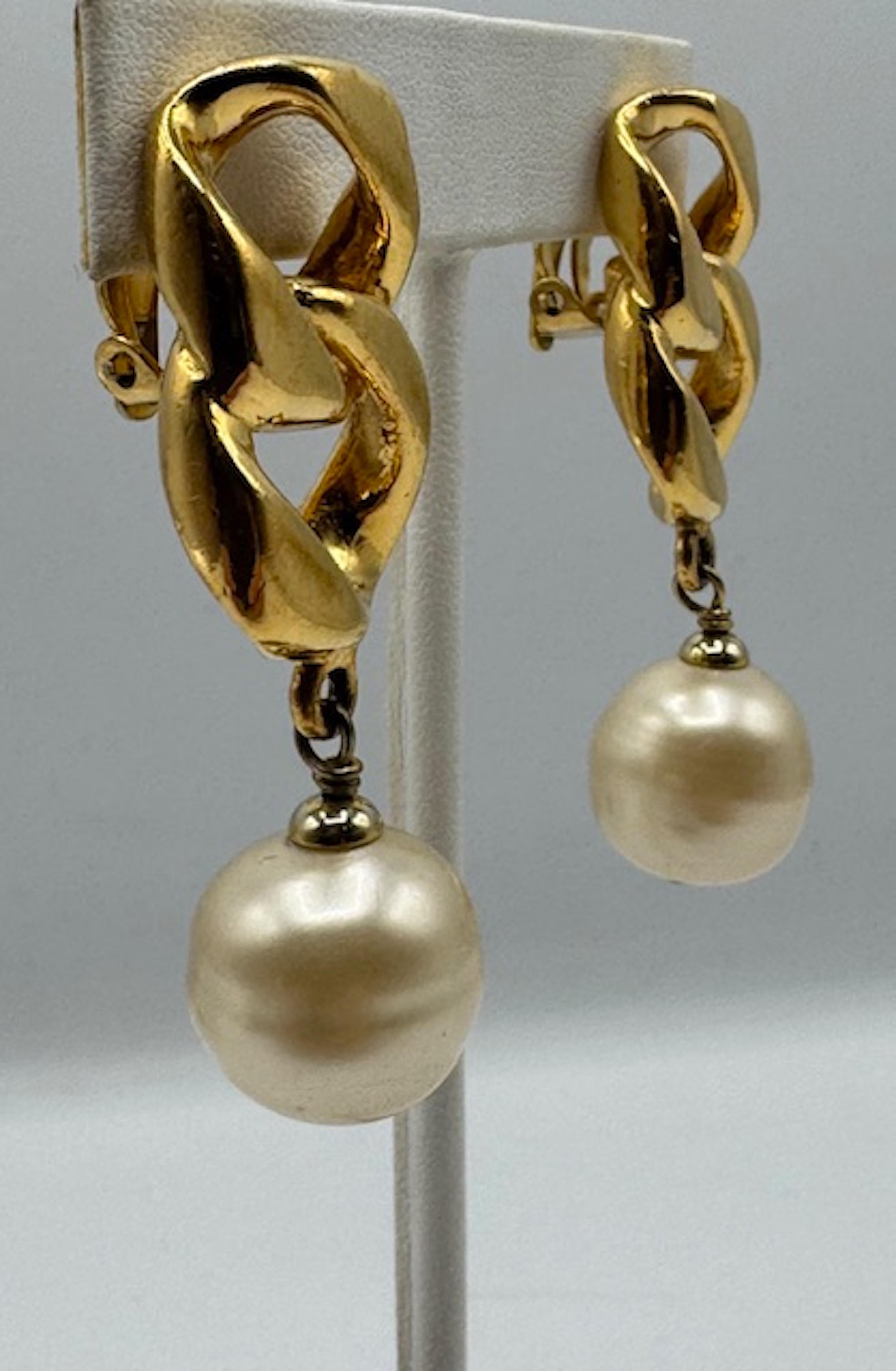 De las mujeres Chanel Otoño 1993 Pendientes colgantes de perla grande y eslabón de freno de oro en venta