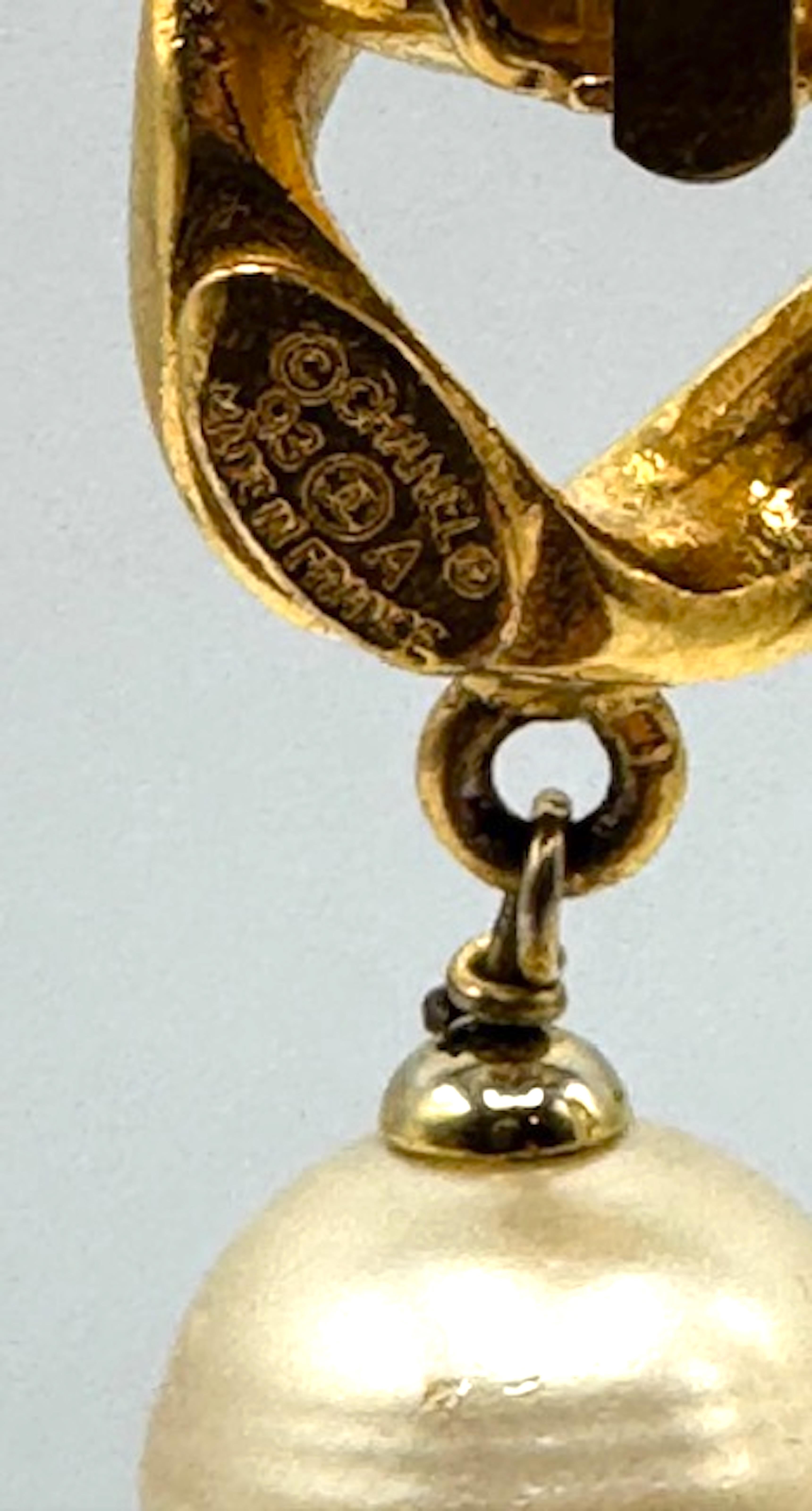 Chanel Otoño 1993 Pendientes colgantes de perla grande y eslabón de freno de oro en venta 1