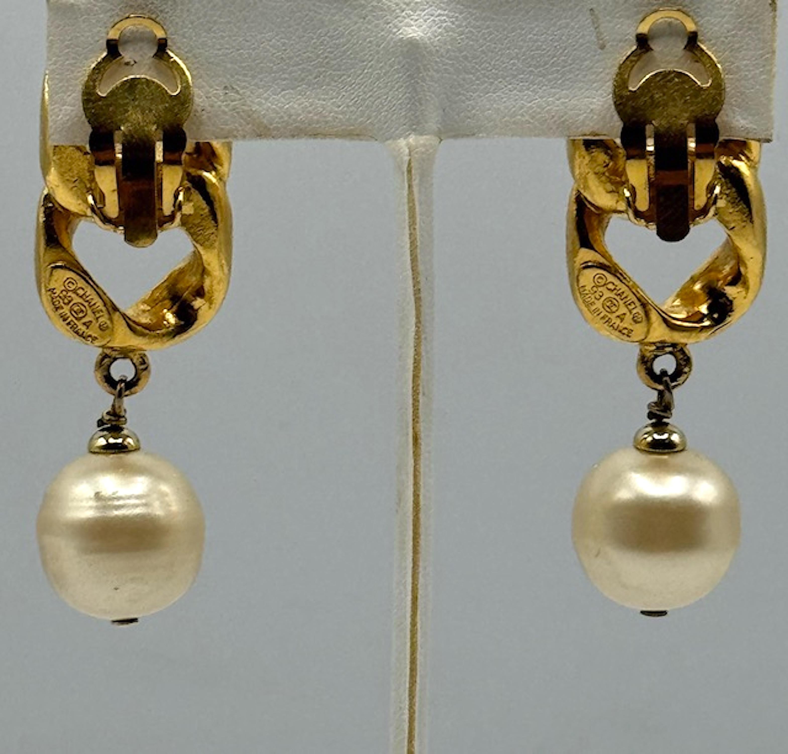 Chanel Otoño 1993 Pendientes colgantes de perla grande y eslabón de freno de oro en venta 2