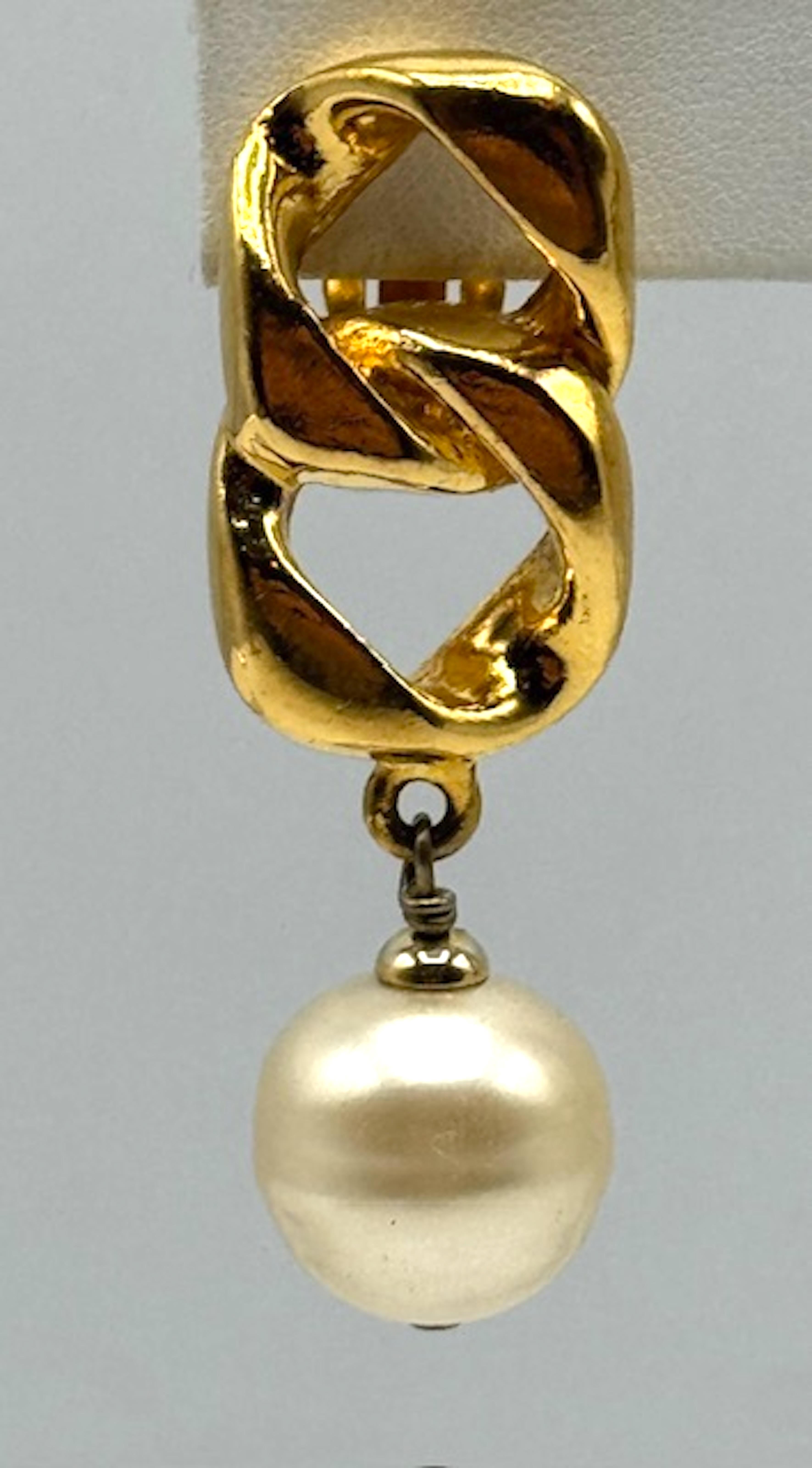 Chanel Otoño 1993 Pendientes colgantes de perla grande y eslabón de freno de oro en venta 3