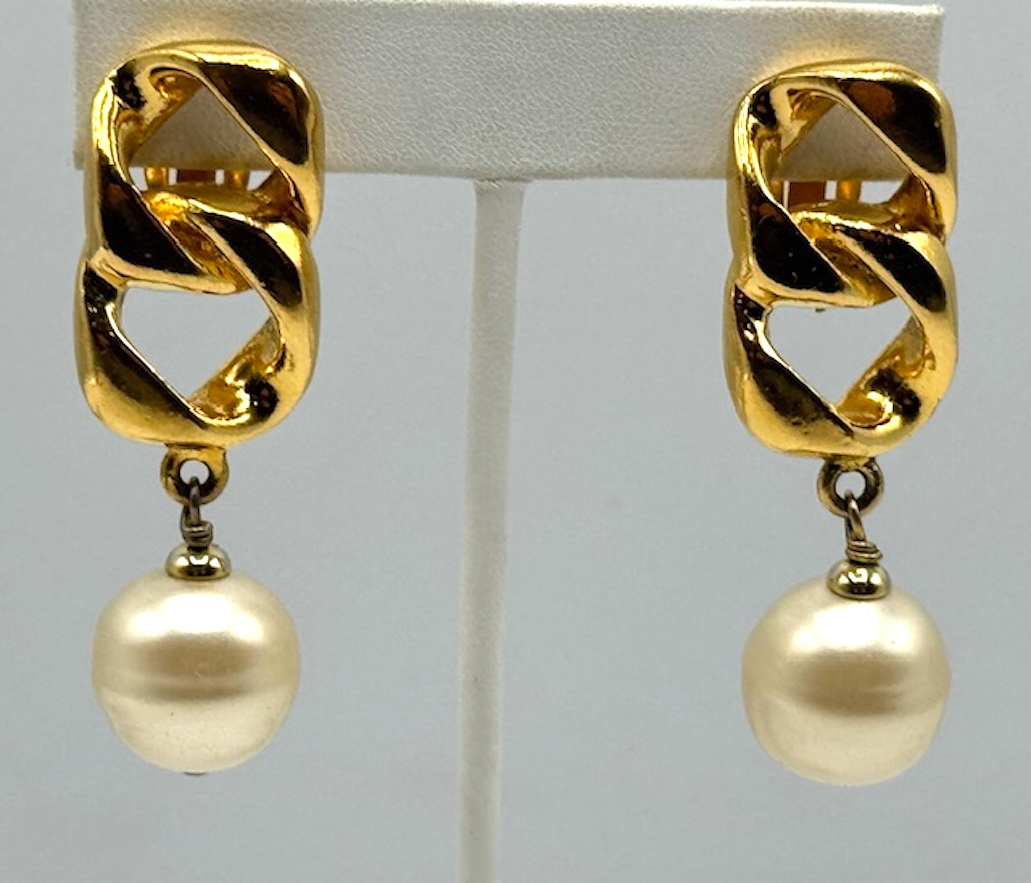 Chanel Otoño 1993 Pendientes colgantes de perla grande y eslabón de freno de oro en venta 4