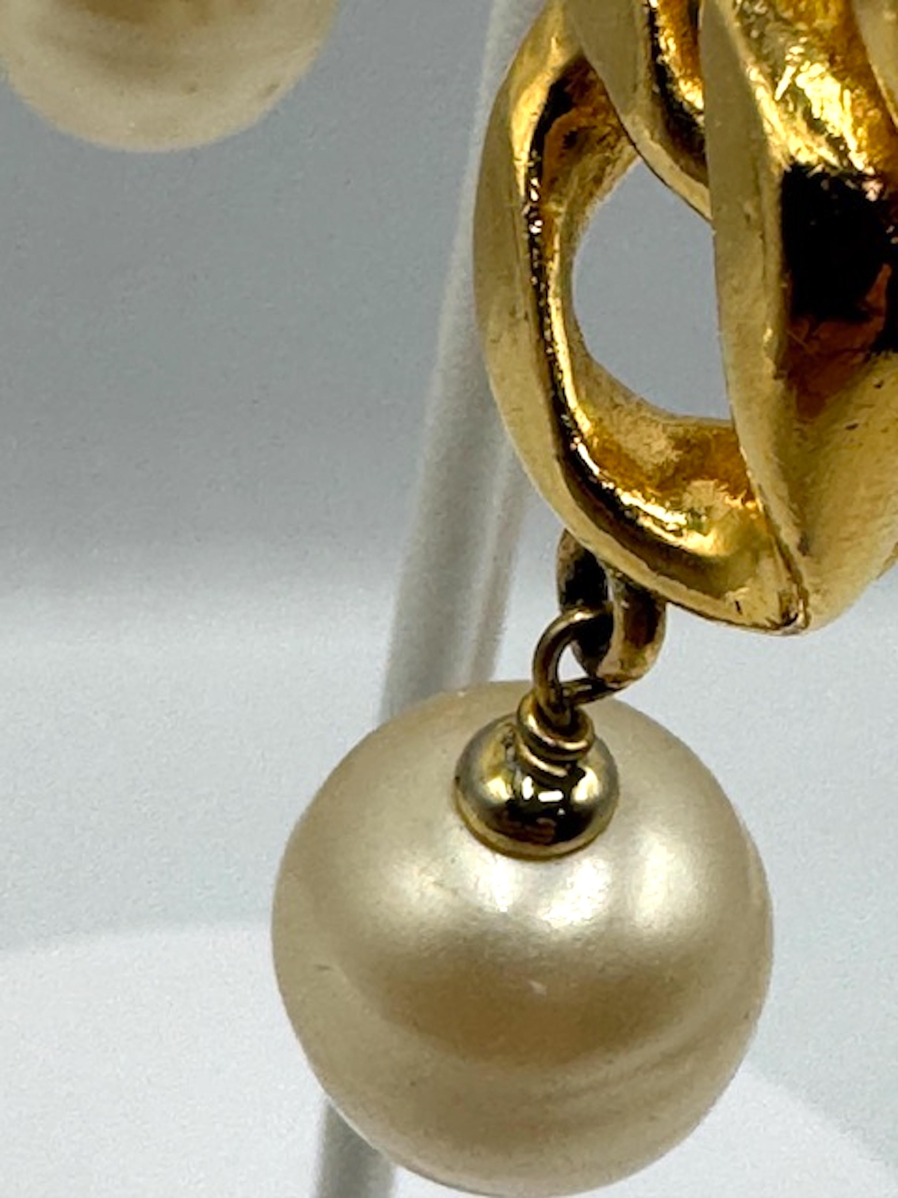 Chanel Otoño 1993 Pendientes colgantes de perla grande y eslabón de freno de oro en venta 5