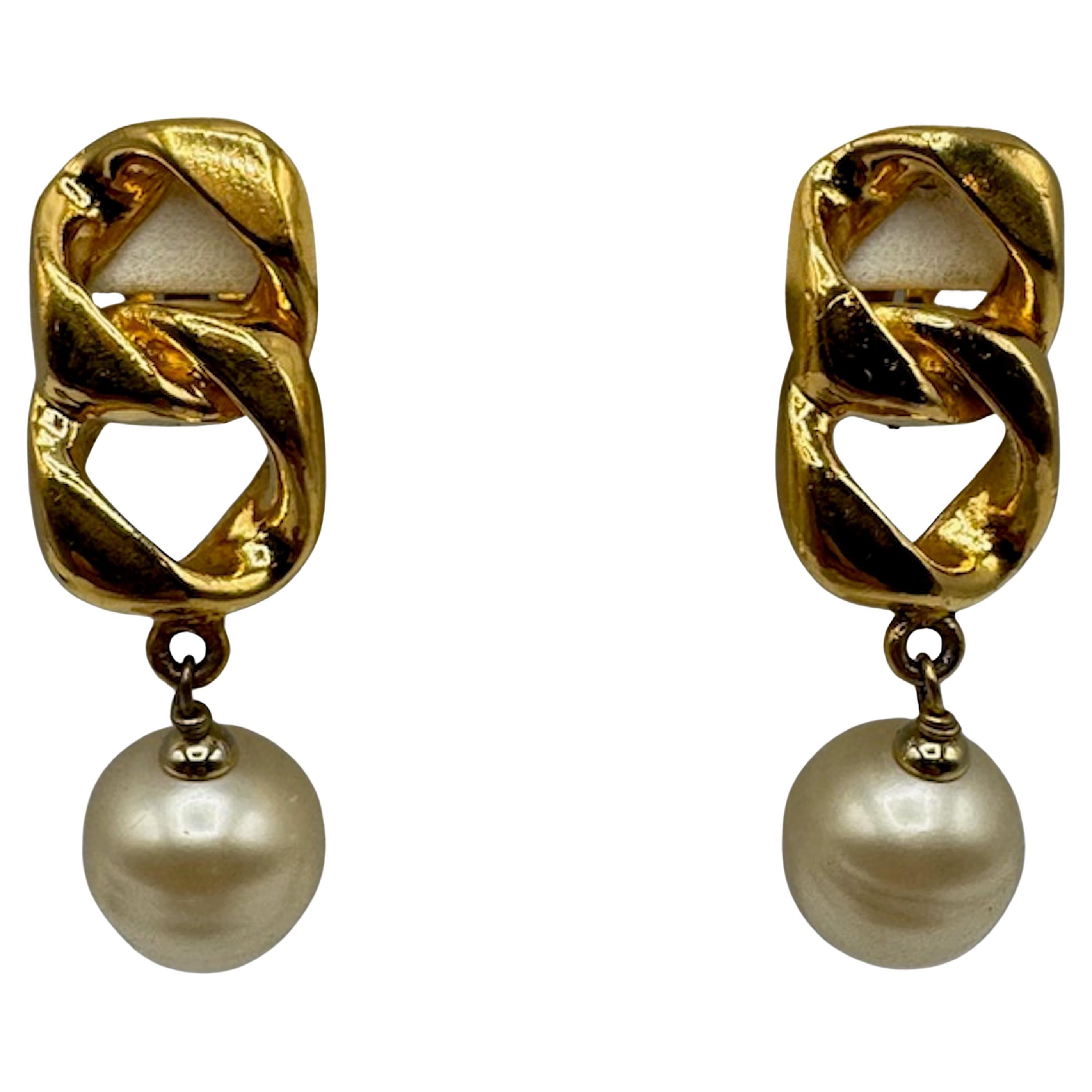 Un llamativo par de pendientes de clip vintage de Chanel de la colección Otoño 1993, diseñados bajo la dirección creativa de Karl Lagerfeld. Cada pendiente mide 0,63