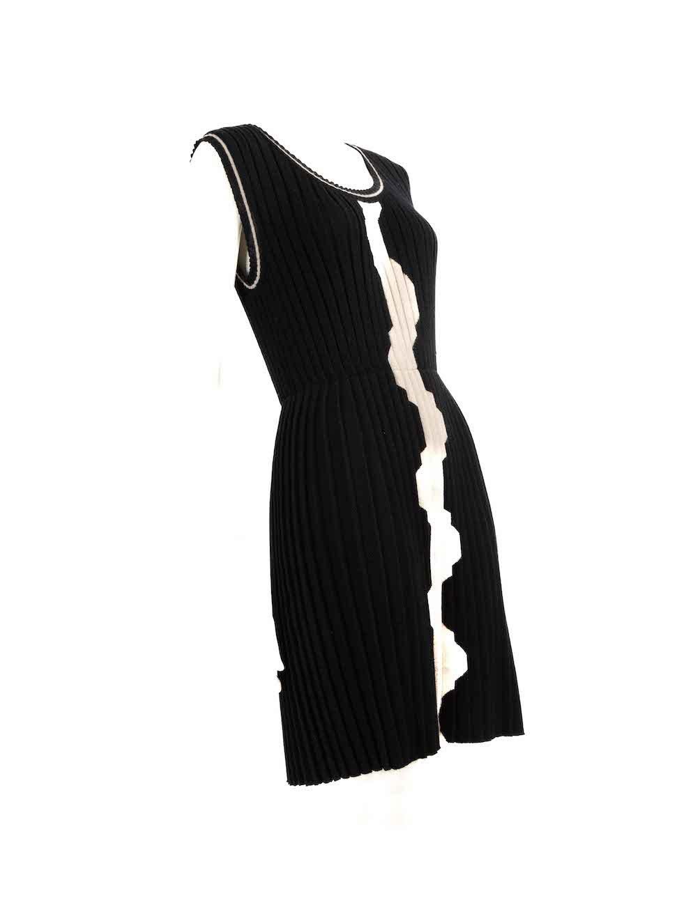 CONDITION is Very good. Hardly any visible wear to the dress is evident. However, due to poor storage, two rhinestones on the hardware are missing on this used Chanel designer resale item.
 
 
 
 Details
 
 
 2007 Autumn
 
 Black
 
 Wool
 
 Mini