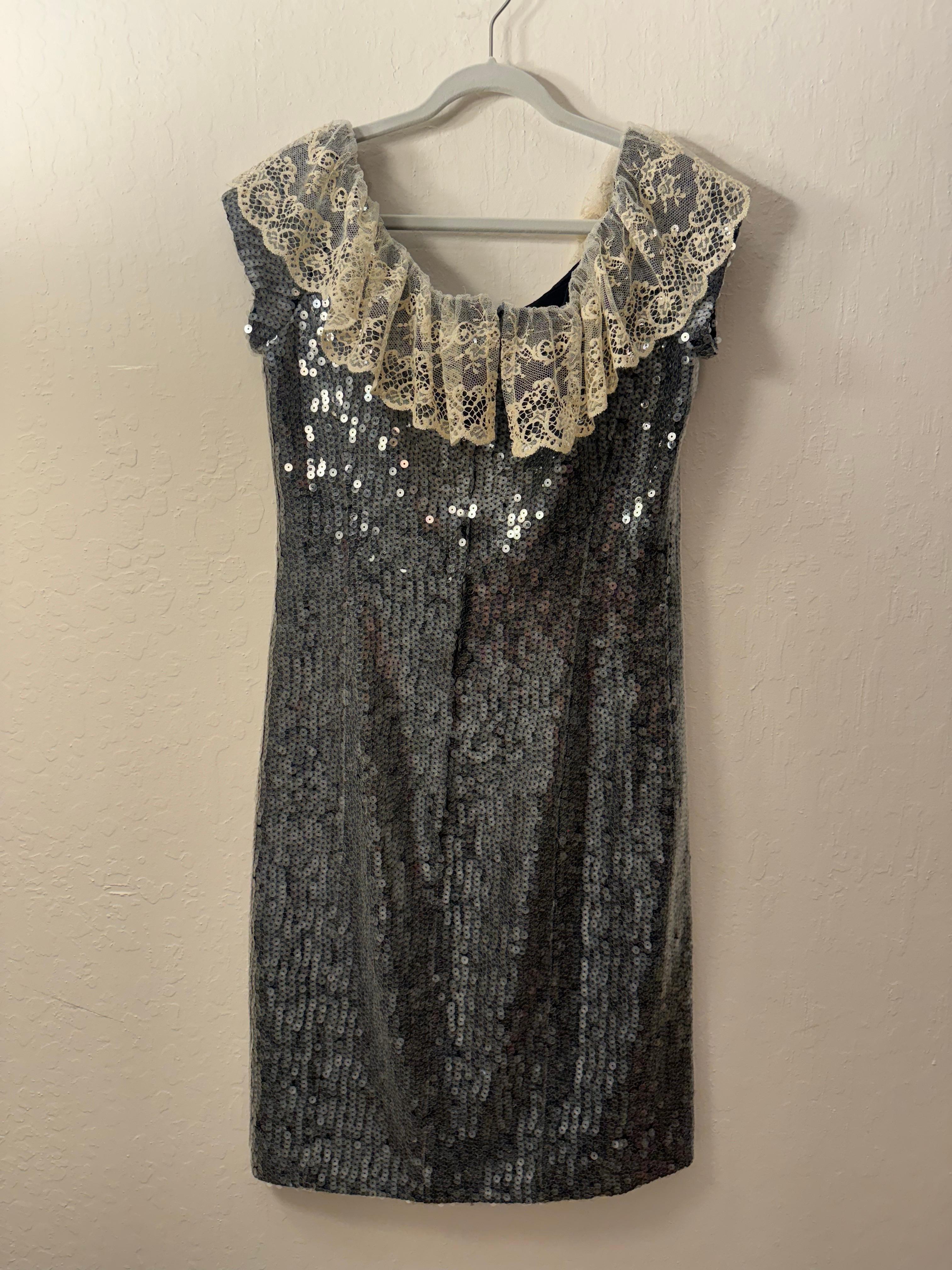 Chanel Autumn ’94 Lace Collar Sequin Shift Dress

Little gunmetal sequinned sleeveless shift dress with lace ruffle and velvet bow by Chanel from Autumn Winter 1994-5

Size: FR 38/ approx UK 8

Across bust: 39 cm

Across waist: 38 cm

Length from