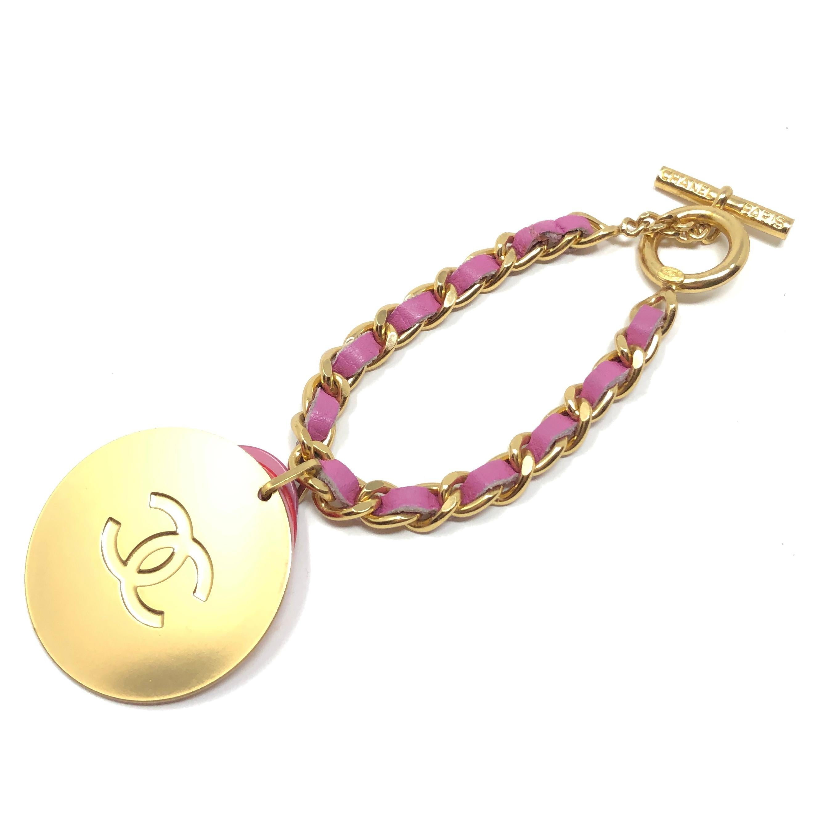 Chanel Autumn/Winter 2001 Gold Plated and Pink Leather Vintage Logo Bracelet For Sale 6