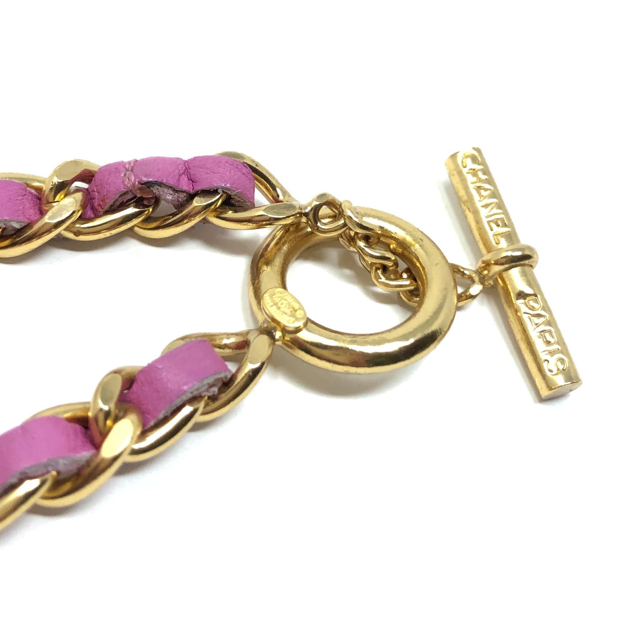 Chanel Autumn/Winter 2001 Gold Plated and Pink Leather Vintage Logo Bracelet For Sale 7