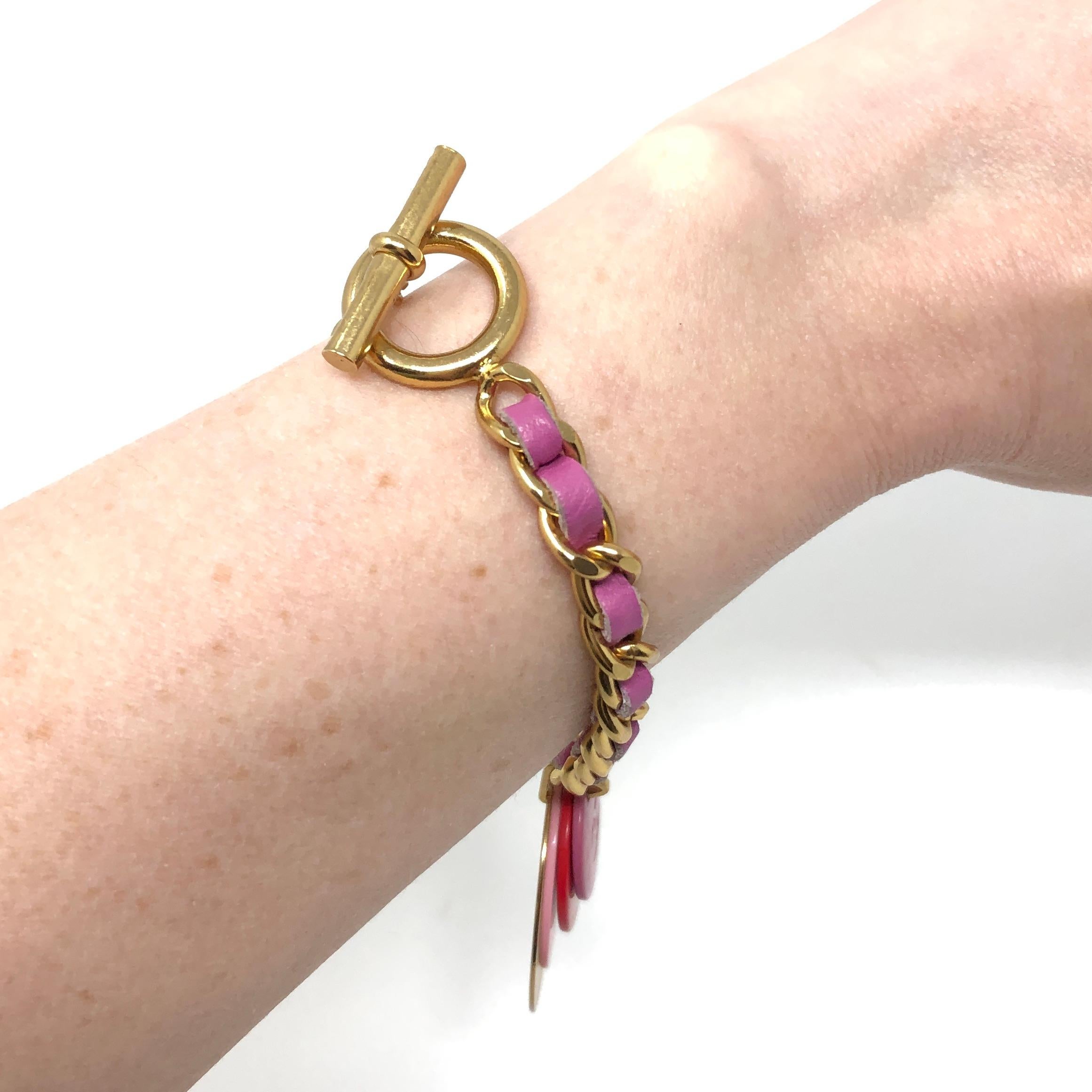 Chanel, bracelet à logo vintage en cuir rose et plaqué or, automne/hiver 2001 en vente 8