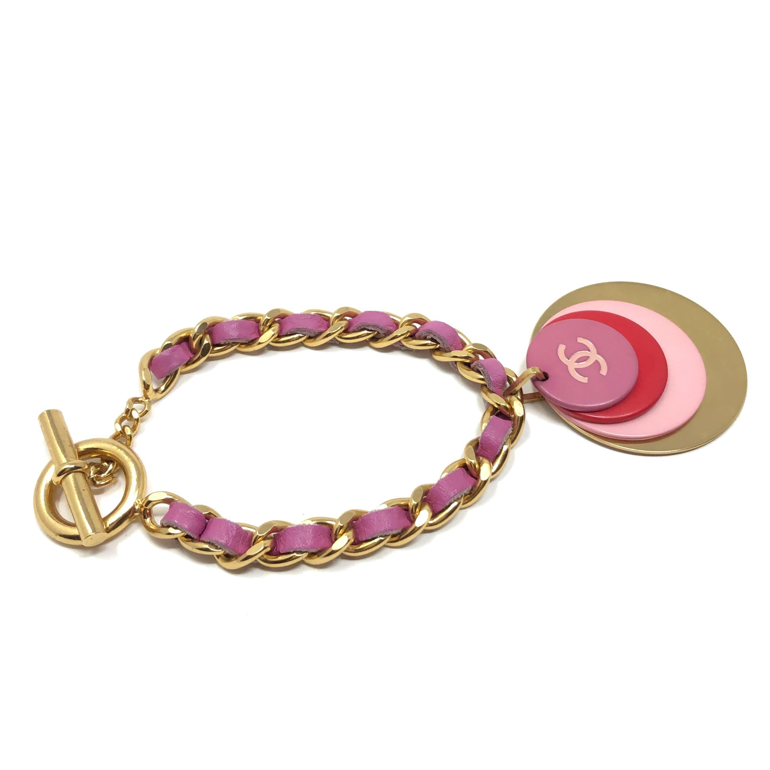 Women's Chanel Autumn/Winter 2001 Gold Plated and Pink Leather Vintage Logo Bracelet For Sale