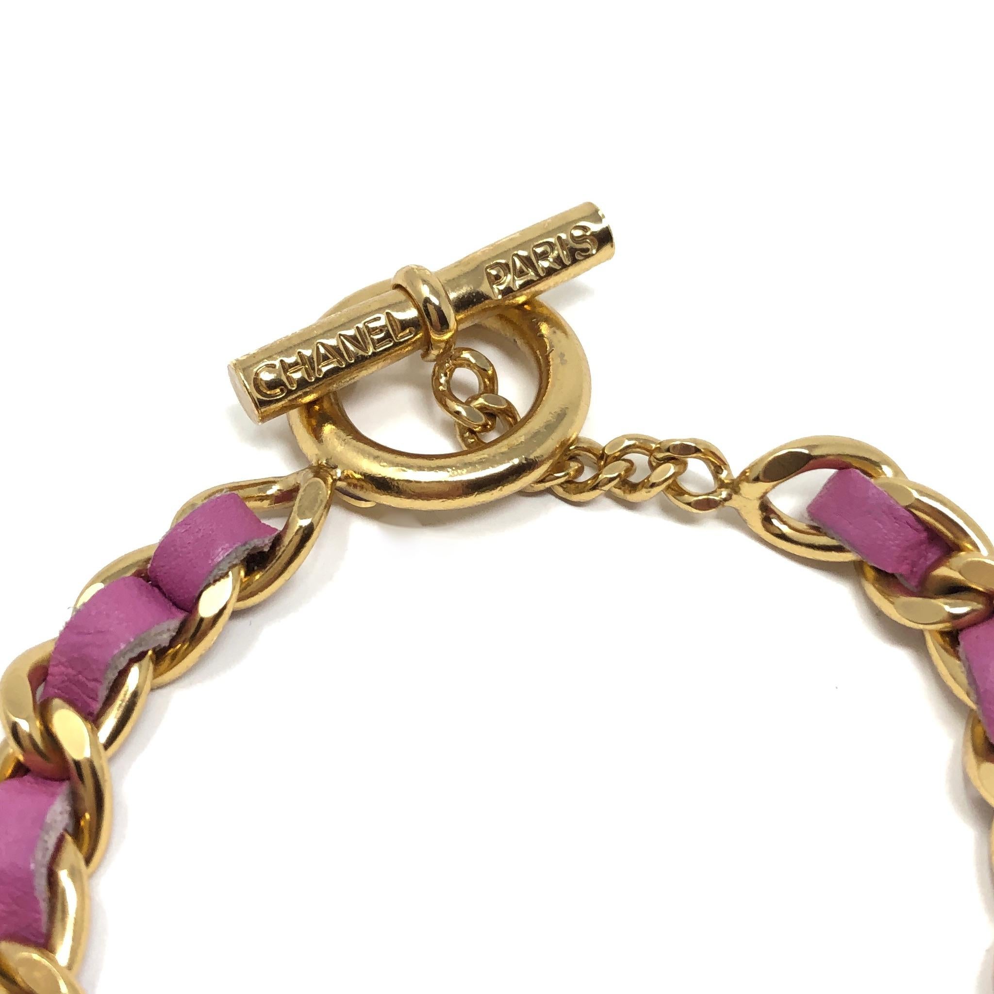 Chanel Herbst/Winter 2001 Vergoldetes und rosafarbenes Vintage-Logo-Armband aus Leder im Angebot 1