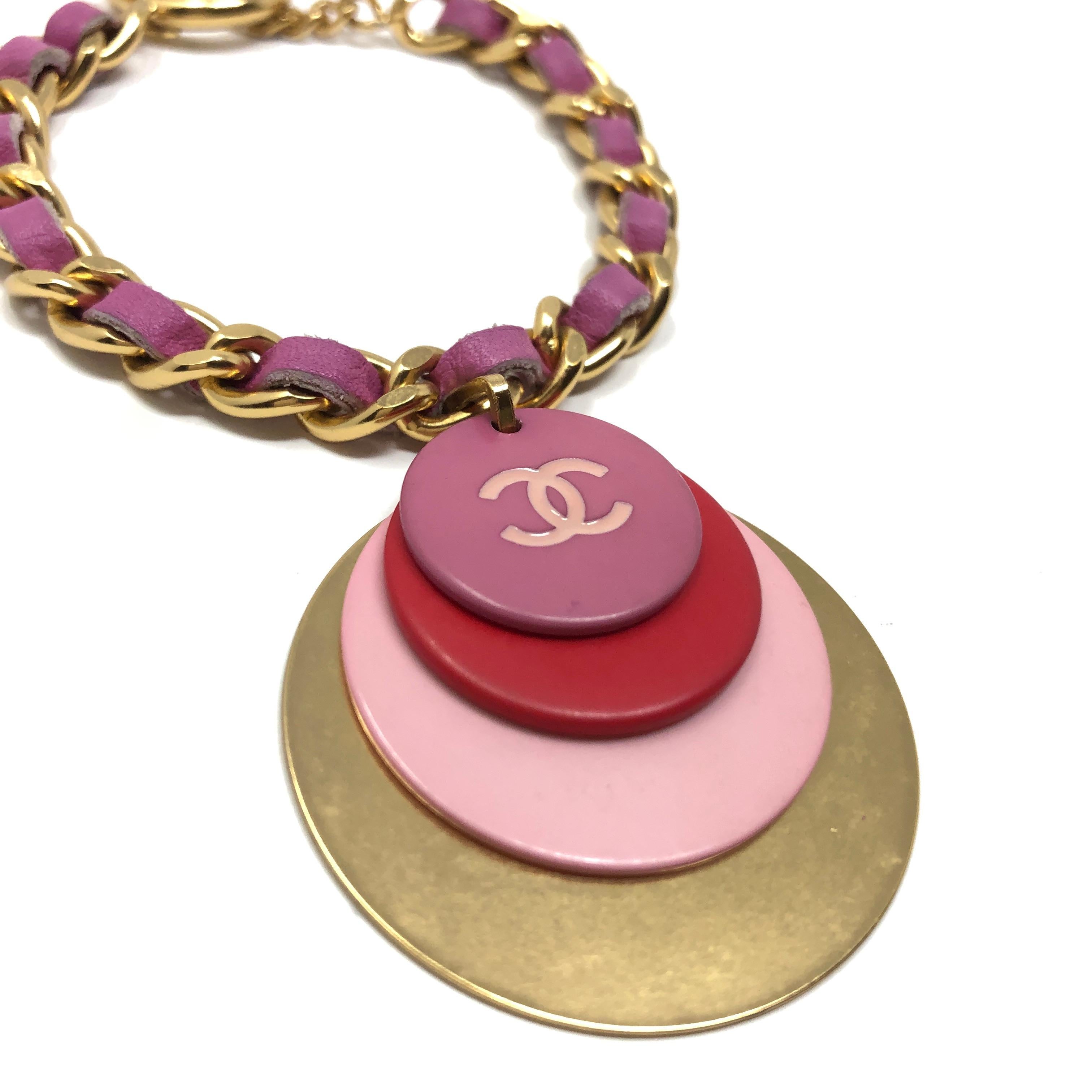 Chanel Autumn/Winter 2001 Gold Plated and Pink Leather Vintage Logo Bracelet For Sale 2