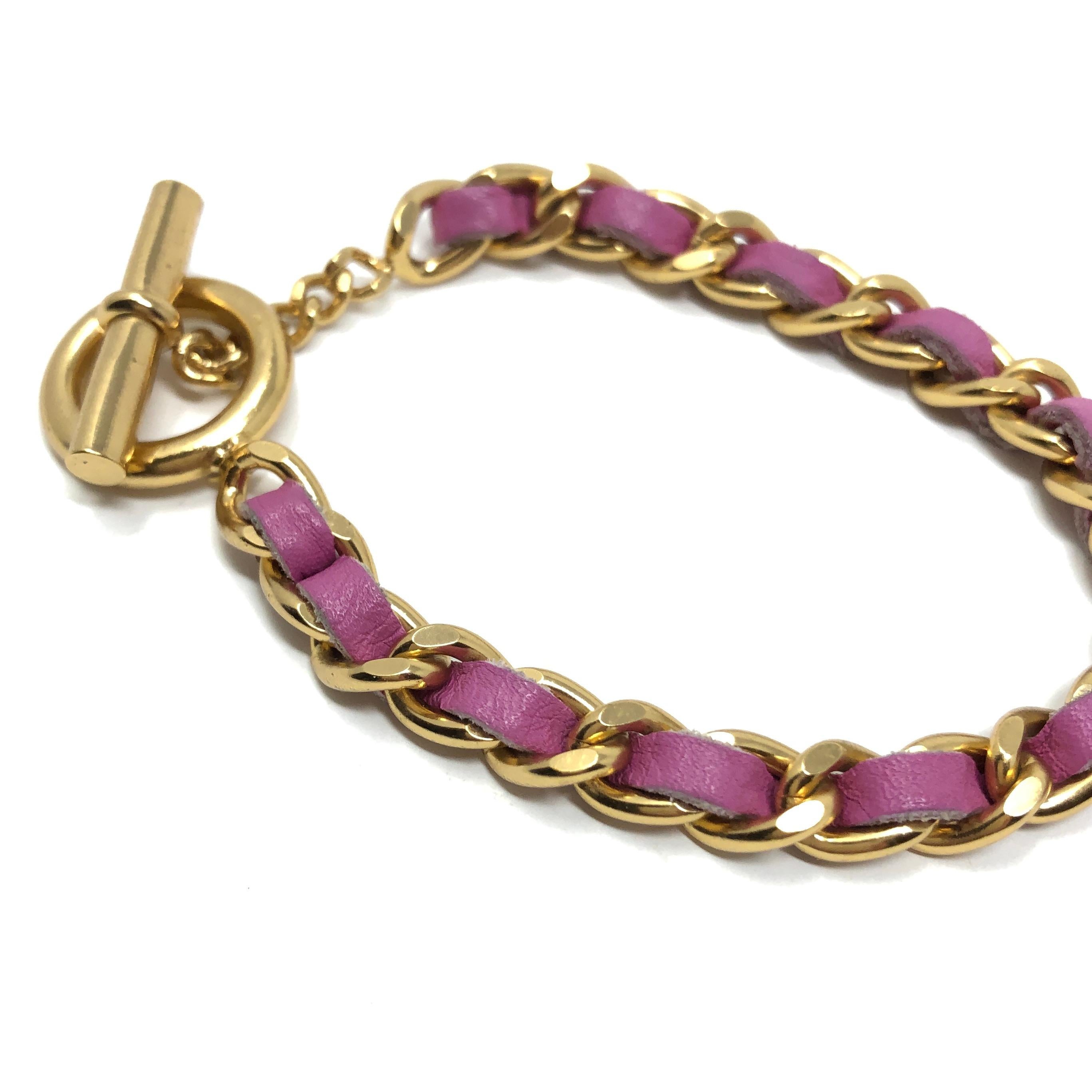 Chanel Herbst/Winter 2001 Vergoldetes und rosafarbenes Vintage-Logo-Armband aus Leder im Angebot 3