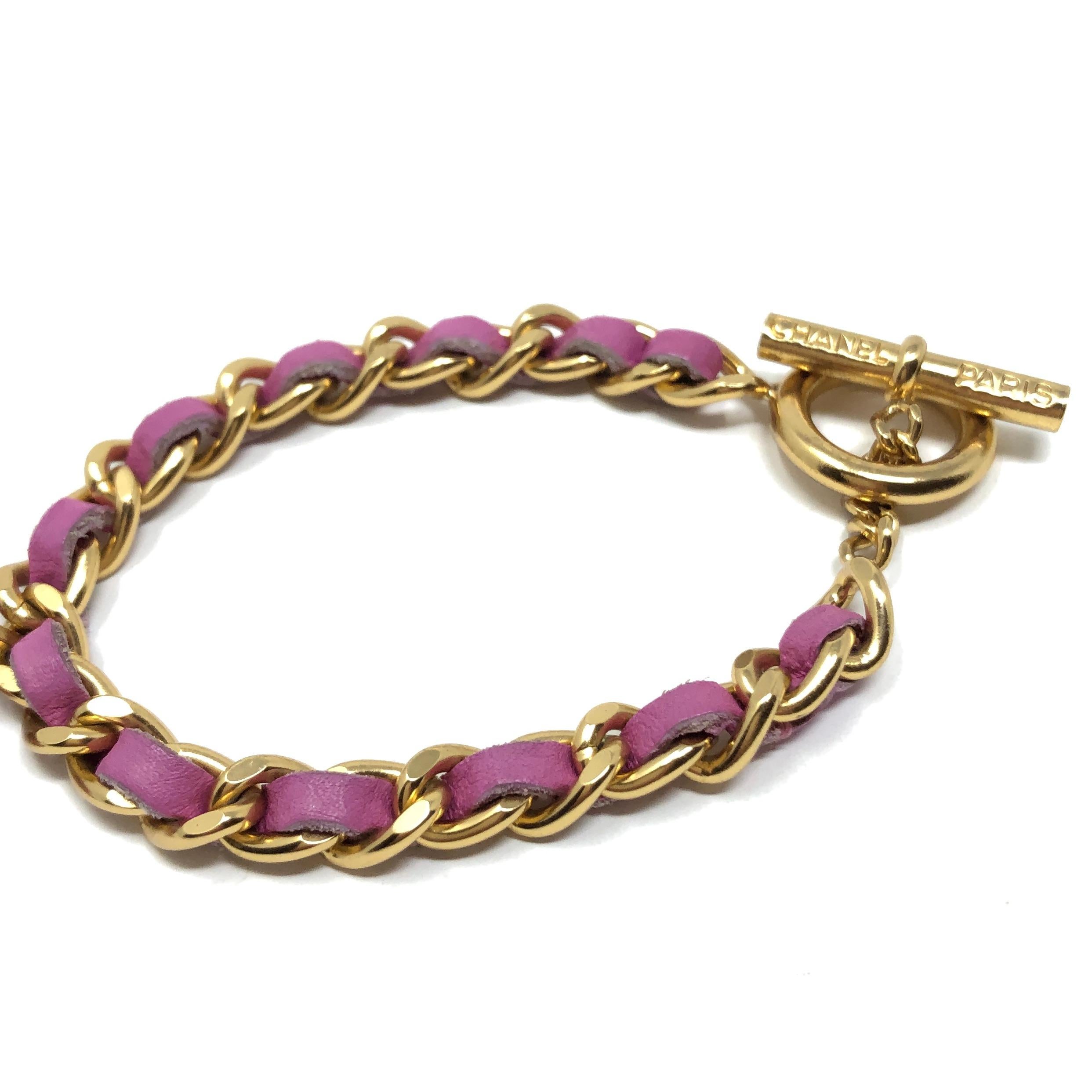 Chanel Autumn/Winter 2001 Gold Plated and Pink Leather Vintage Logo Bracelet For Sale 4