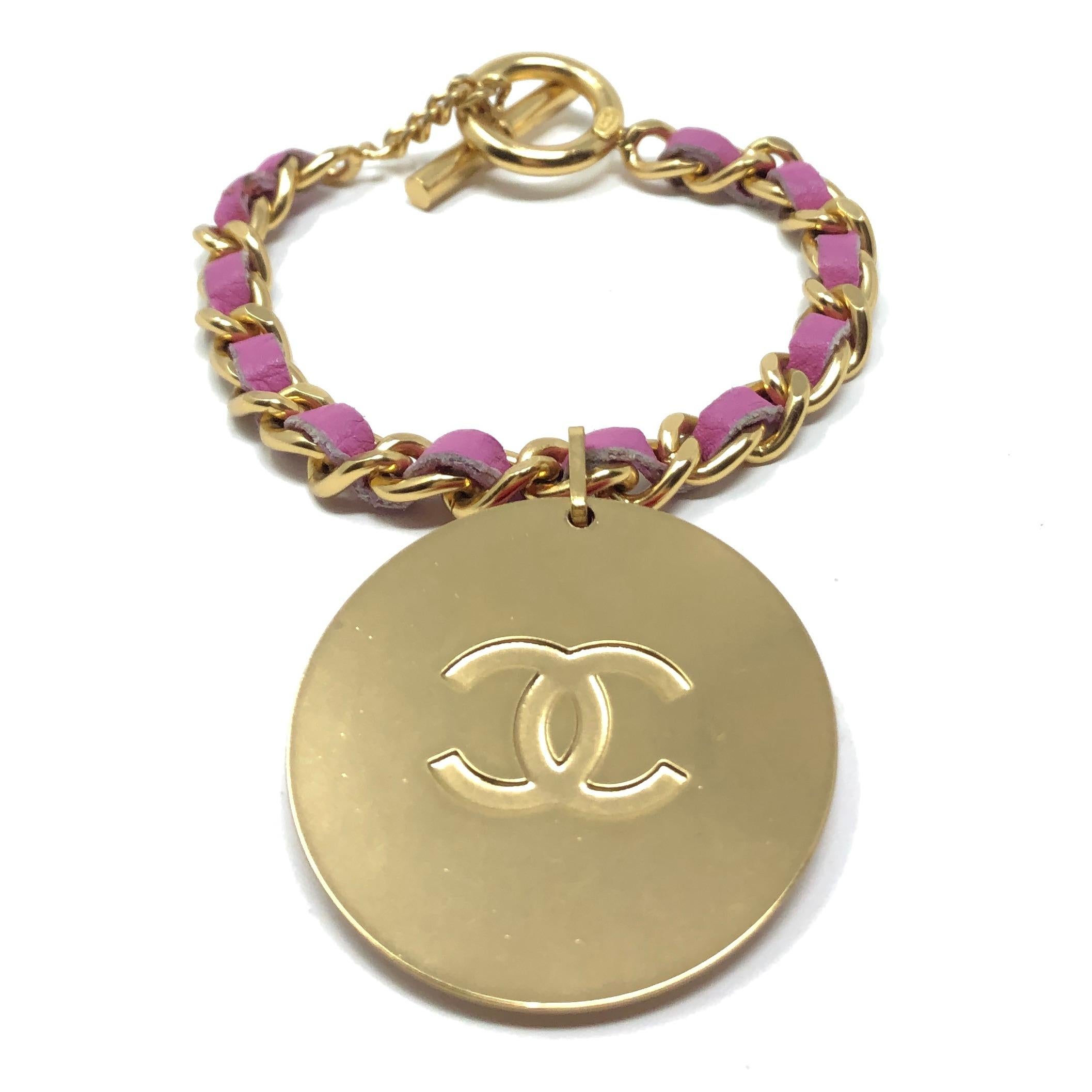 Chanel Herbst/Winter 2001 Vergoldetes und rosafarbenes Vintage-Logo-Armband aus Leder im Angebot 5