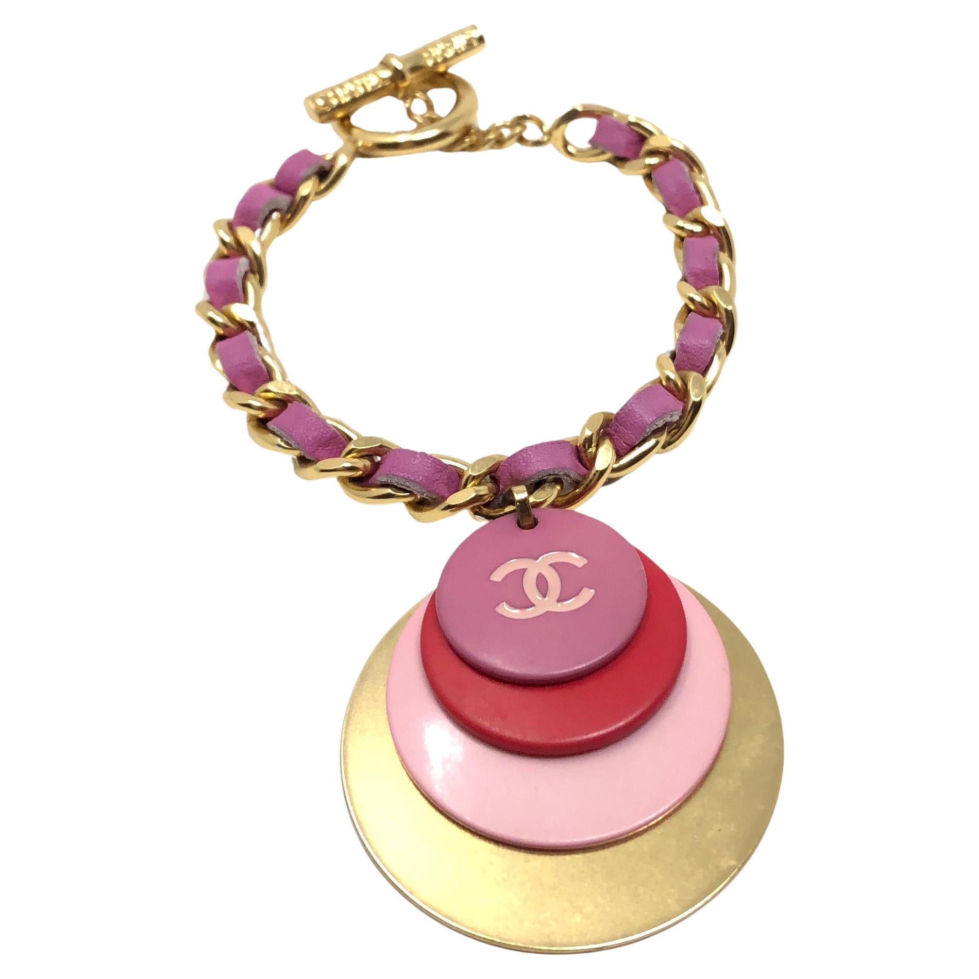 Chanel Herbst/Winter 2001 Vergoldetes und rosafarbenes Vintage-Logo-Armband aus Leder im Angebot