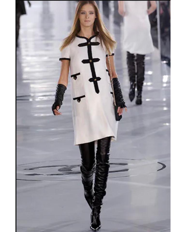 Chanel Otoño/Invierno 2005 Vestido de lana crema con pasamanería negra en venta 2