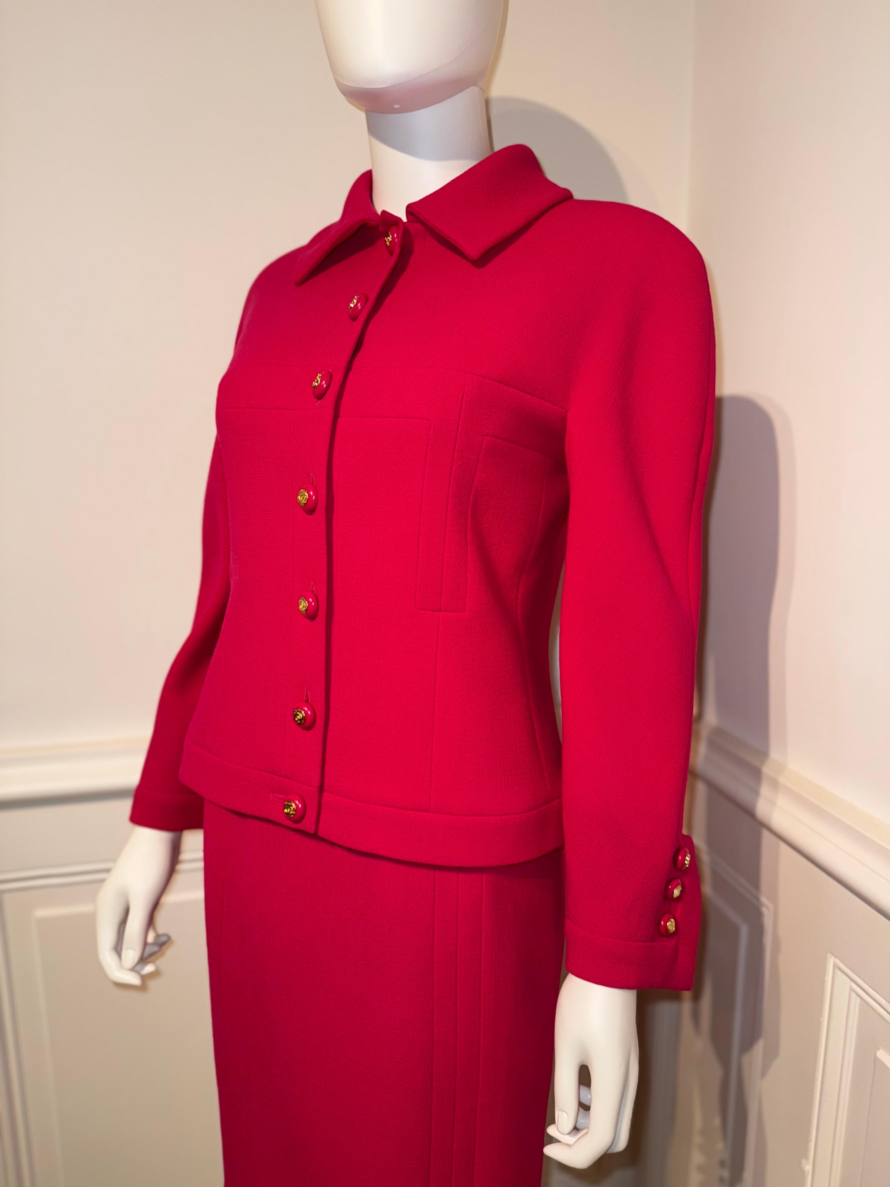 Raro abito con gonna fucsia della Runway Chanel Autumn/Winter 1991 Hip-Hope Collection di Karl Lagerfeld.
L'etichetta della taglia della giacca è assente, mentre quella della gonna è: FR 38. La taglia della tuta corrisponde approssimativamente alla
