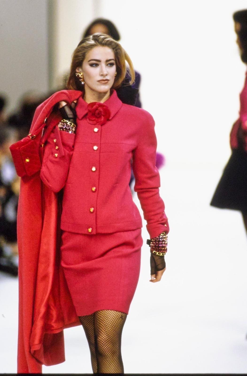 Rosso Chanel AW 1991 Hip-Hope Collection abito con gonna fucsia da passerella di Karl Lagerfeld in vendita