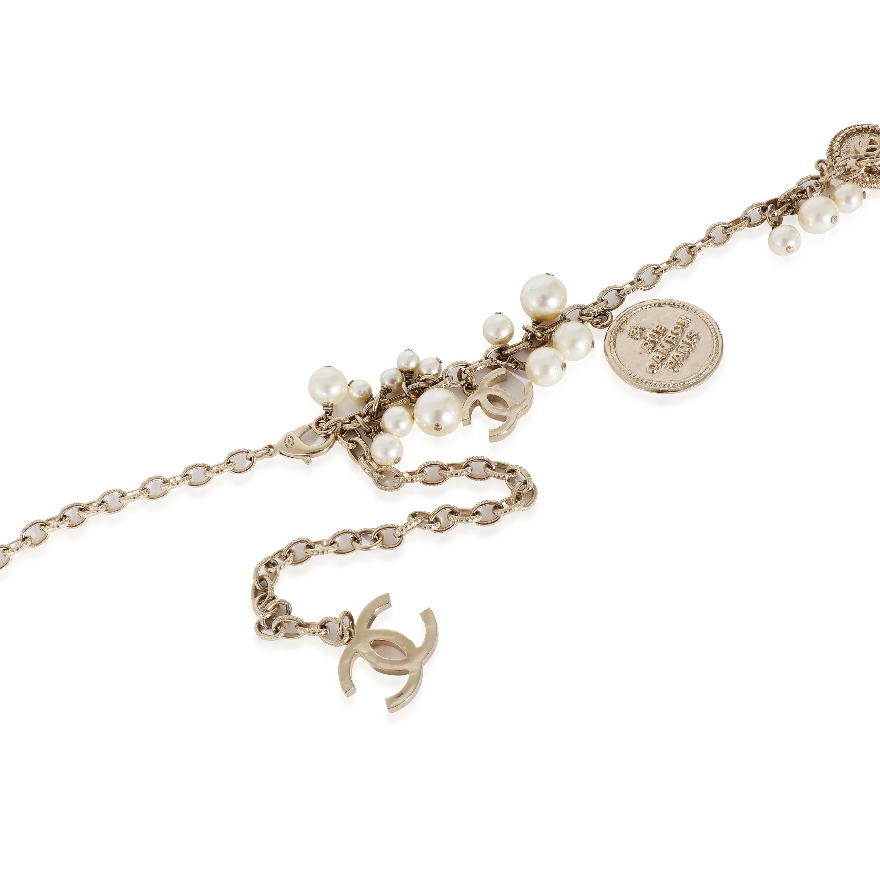 Chanel B 2014 P Long collier médaillon en  Métal de base Excellent état - En vente à New York, NY
