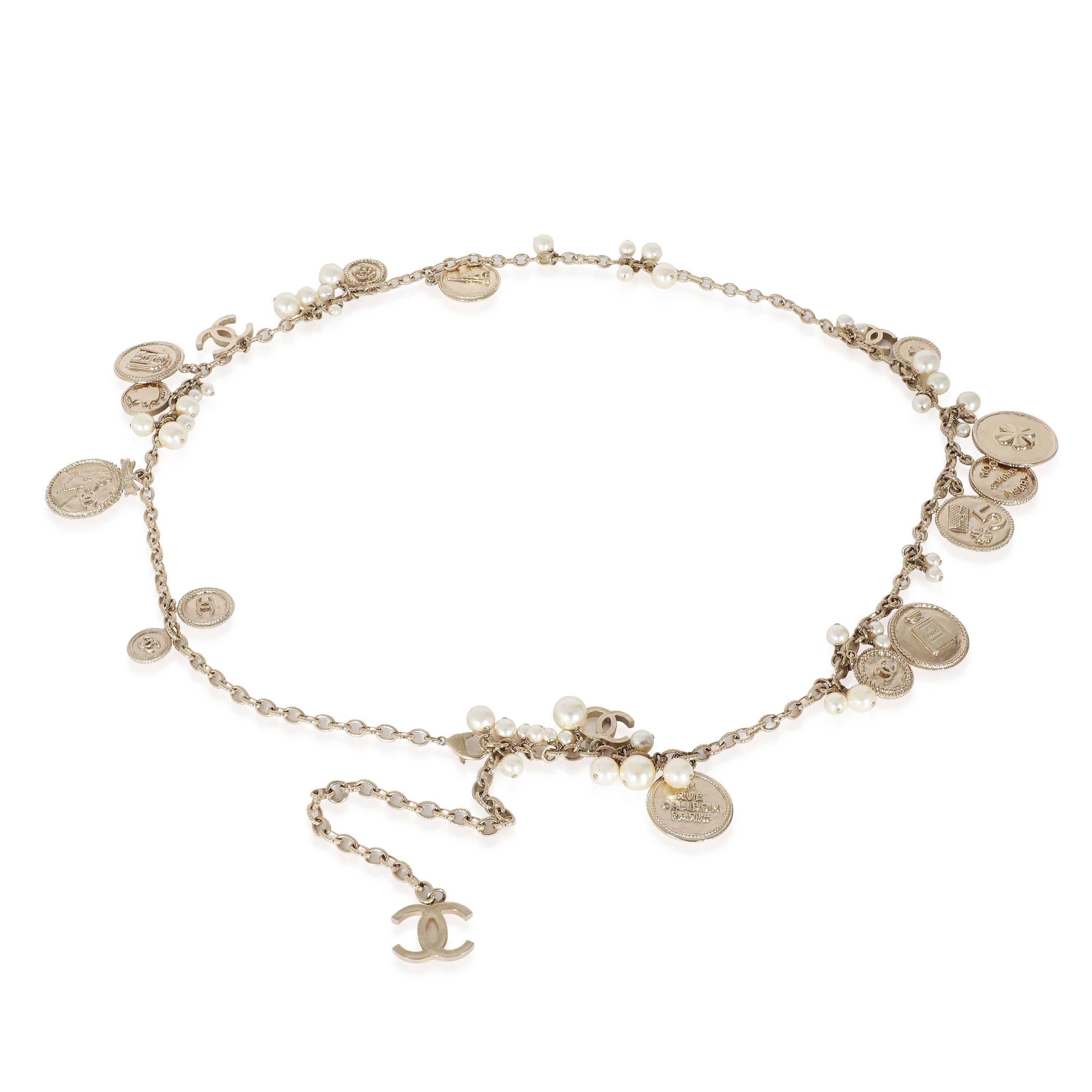 Chanel B 2014 P Long collier médaillon en  Métal de base Pour femmes en vente