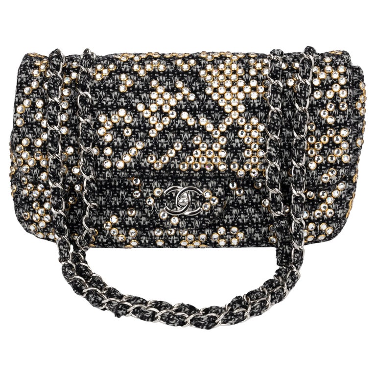 Chanel B/W Sac à rabat unique en tweed perlé En vente sur 1stDibs