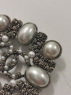 Spilla Chanel B13 con perla e rosa, in argento anticato CC