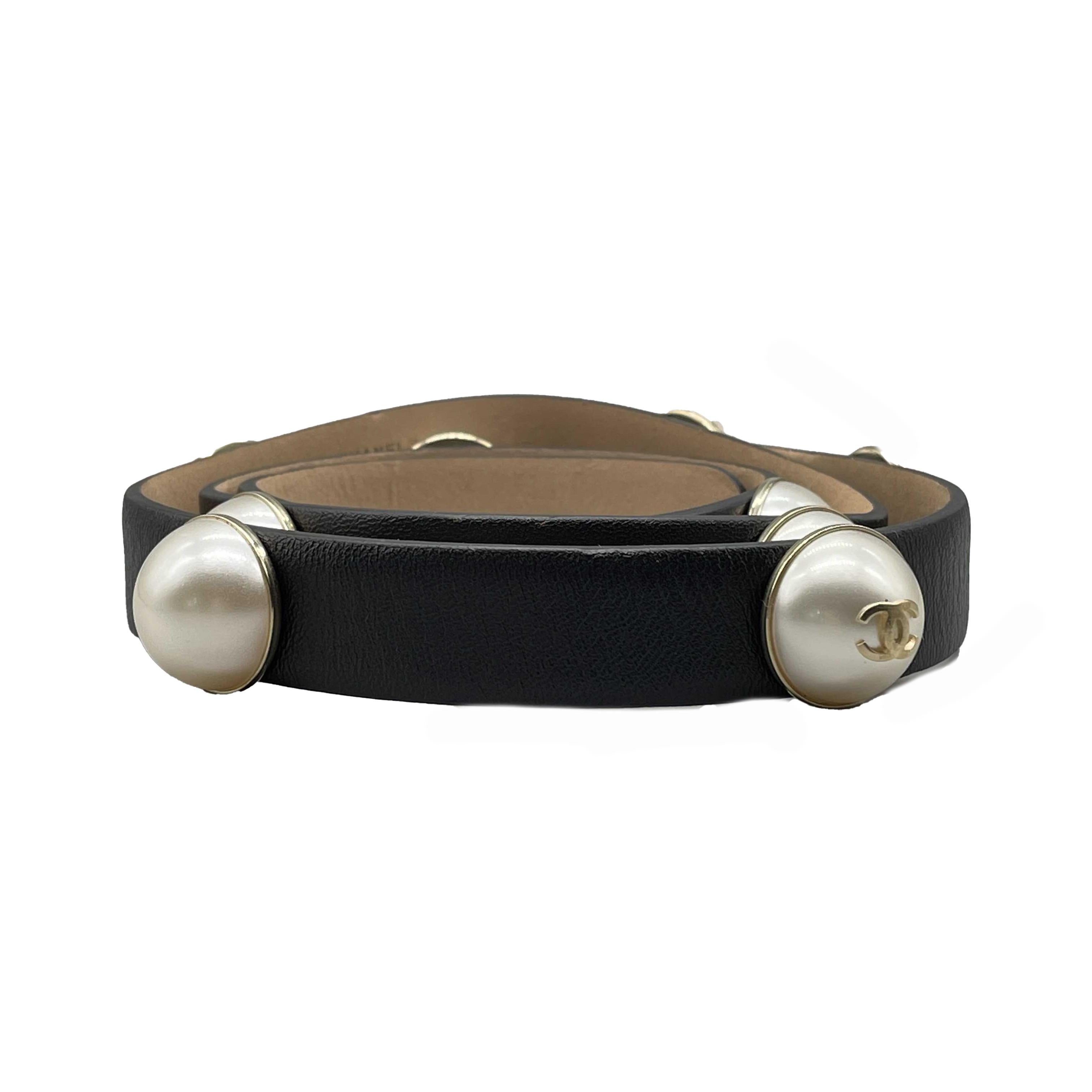 CHANEL - Excellent - B13 S Studded Faux CC Pearl Leather - Black, White, Champaign Gold-Toned Hardware - 80/32 - Belt

Description

This Chanel belt is from the 2013 Summer/Spring Act 2 collection (stamped on the backside 