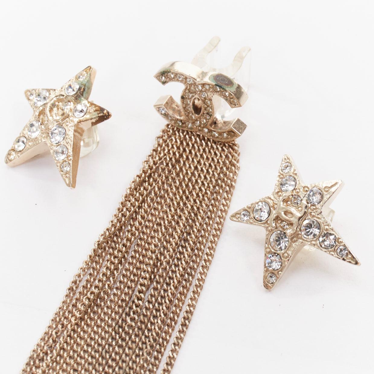 Oro Chanel B15 tono oro logo CC cristallo pave stella tassel filo clip telefono charme in vendita