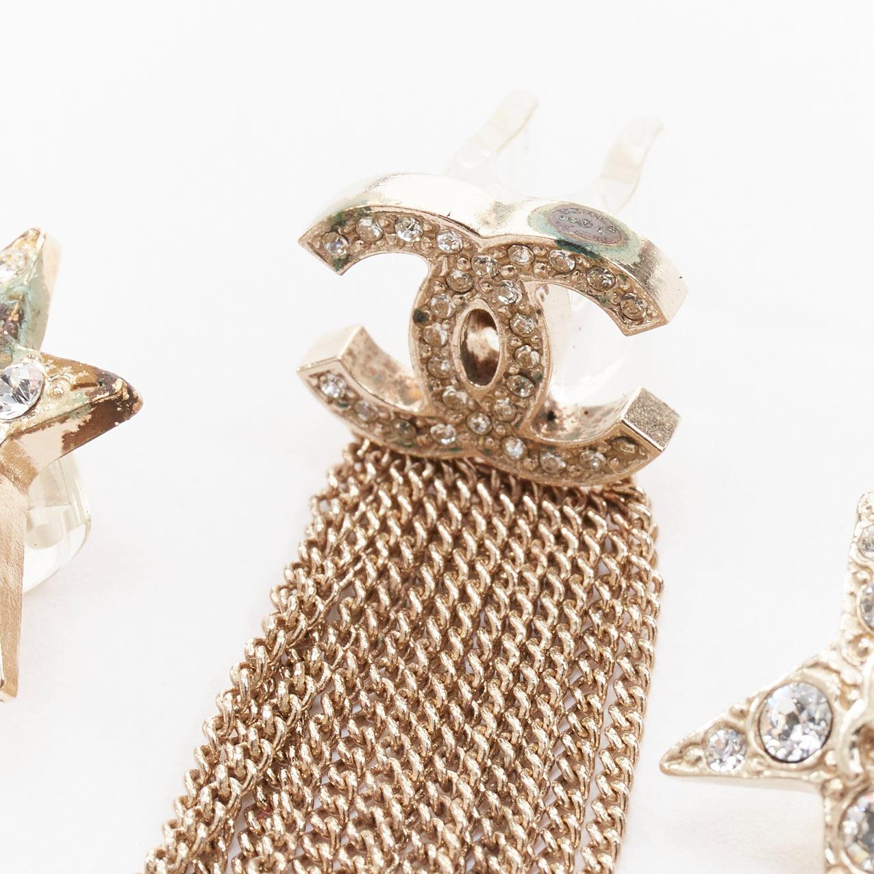 da uomo o donna Chanel B15 tono oro logo CC cristallo pave stella tassel filo clip telefono charme in vendita