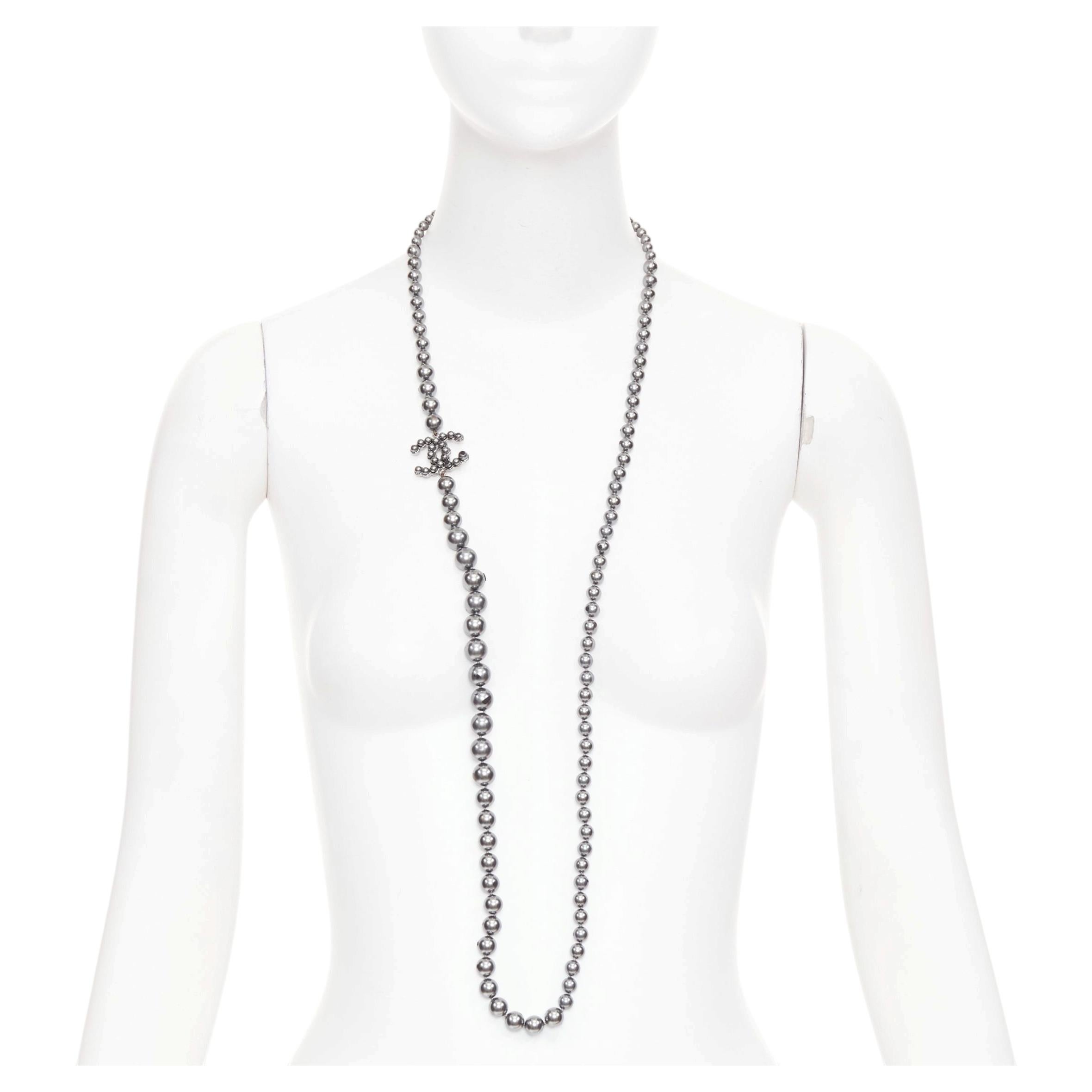 Collier sautoir Chanel B15P CC à longue chaîne, perles en verre métallisé gris ruthénium