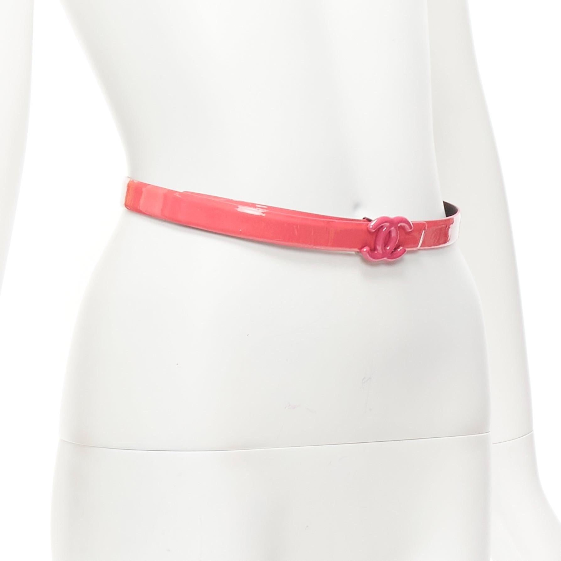CHANEL B15P heißer rosa Lackleder CC Logo Schnalle Skinny Gürtel 70cm im Zustand „Gut“ im Angebot in Hong Kong, NT