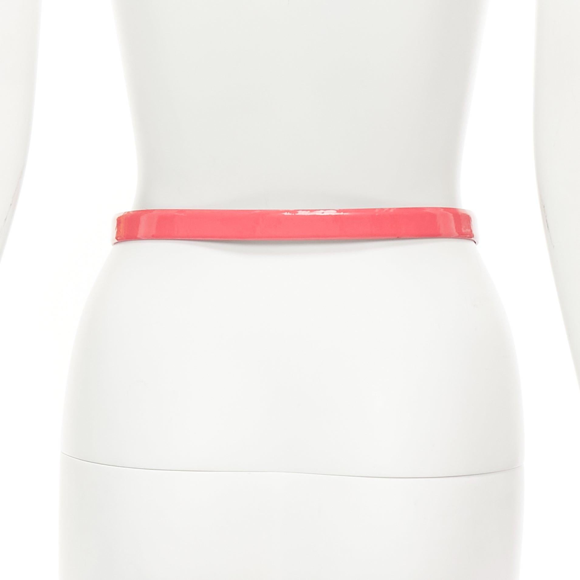 CHANEL B15P heißer rosa Lackleder CC Logo Schnalle Skinny Gürtel 70cm im Angebot 1